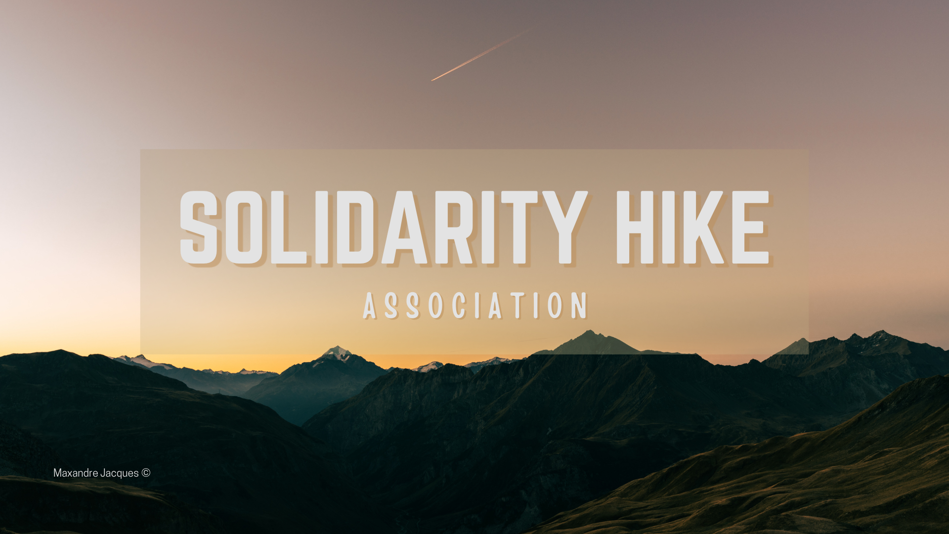 Cliché d'une montagne au crépuscule avec un ciel pastel prise au refuge de la Croix du bonhomme par Maxandre Jacques.