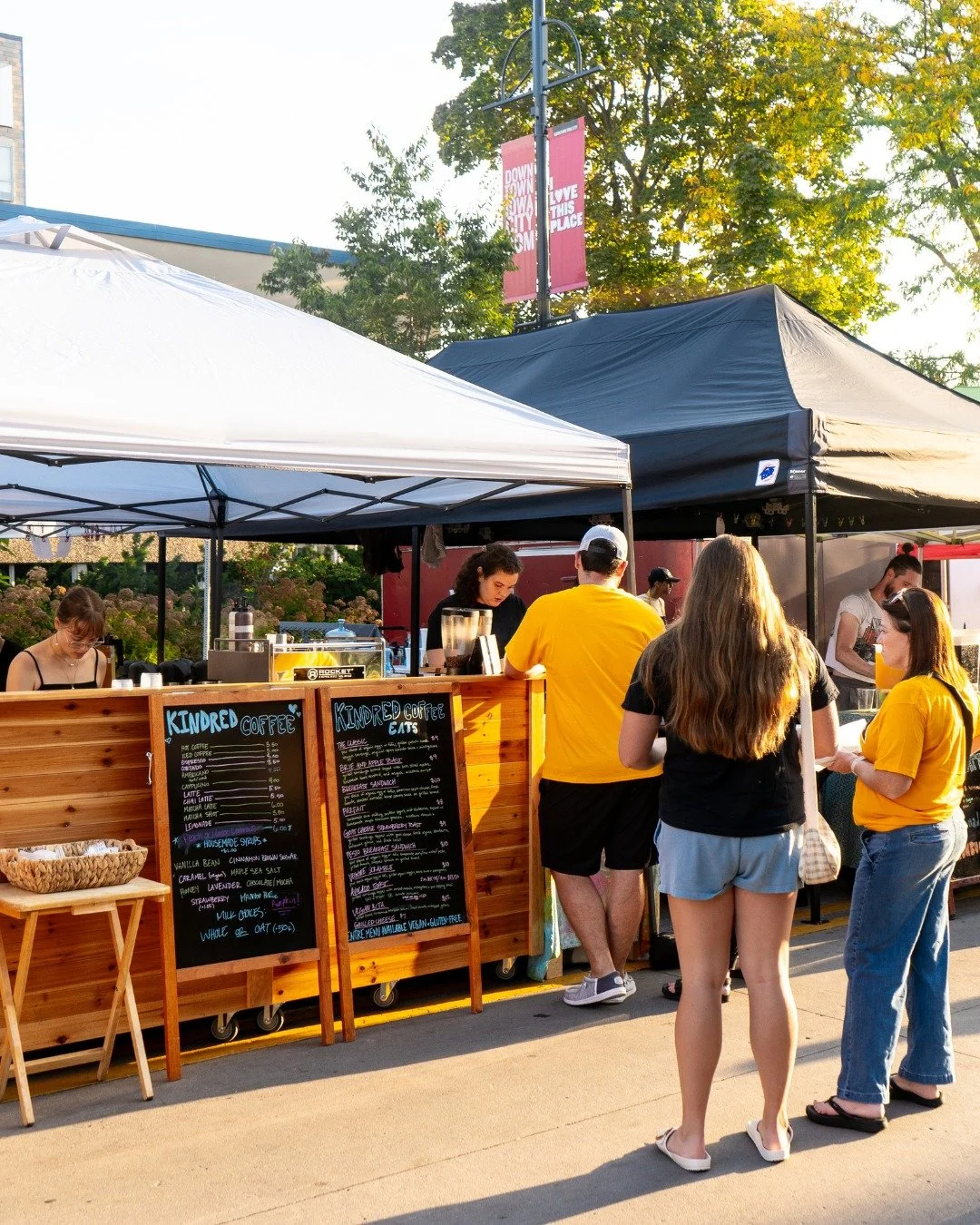 Farmers Market day is our favorite day! Grab your caffeine boost and perk up with a breakfast sandwich before the big homecoming game. We'll be here until noon! Go Hawks 💛 🖤