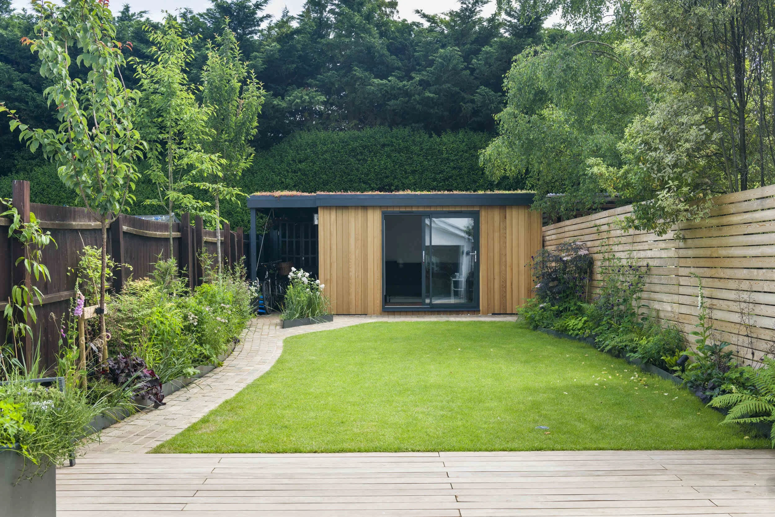 A Simple and Graceful Family Garden