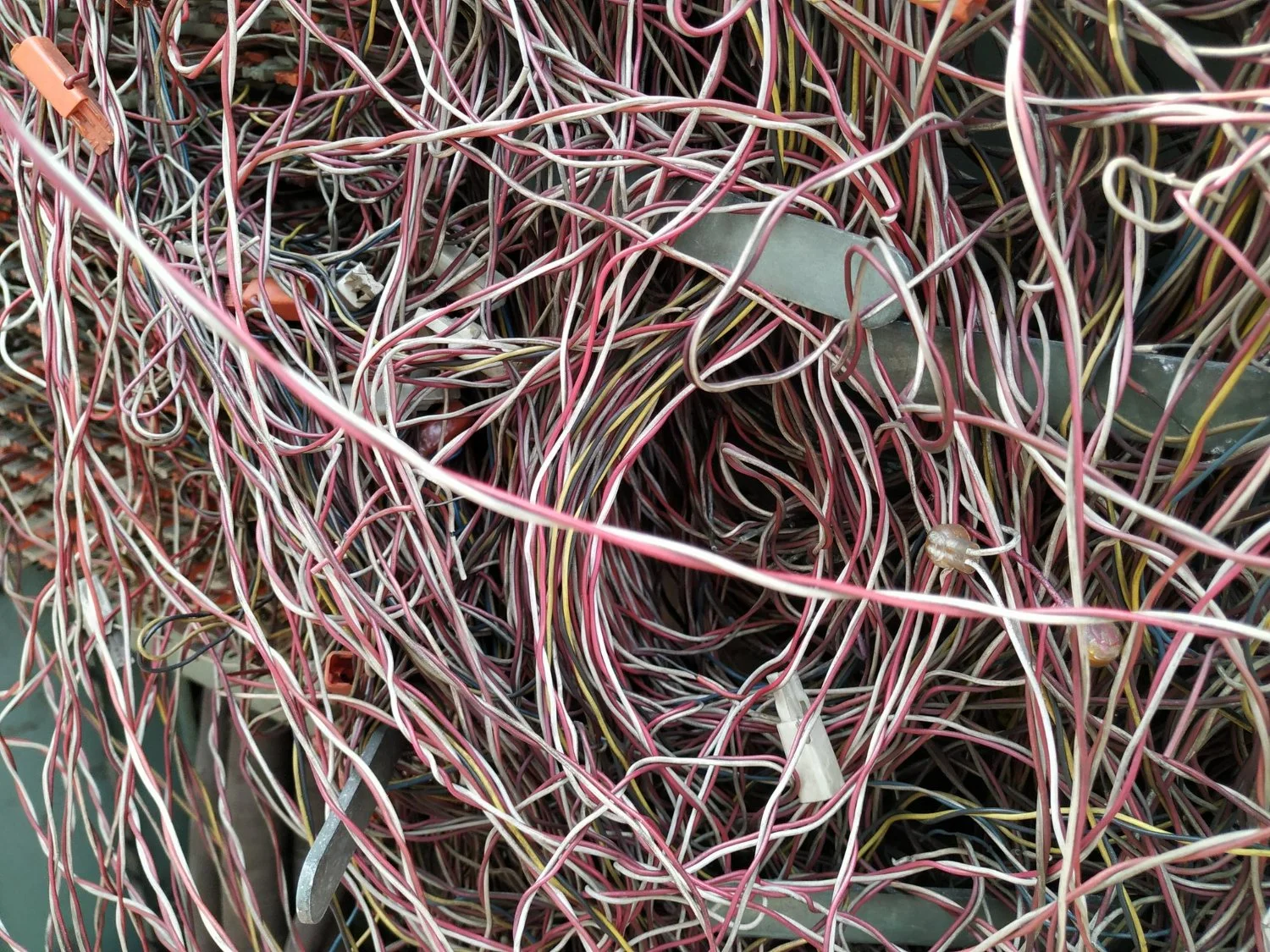 多くの絡まり合った電線回收