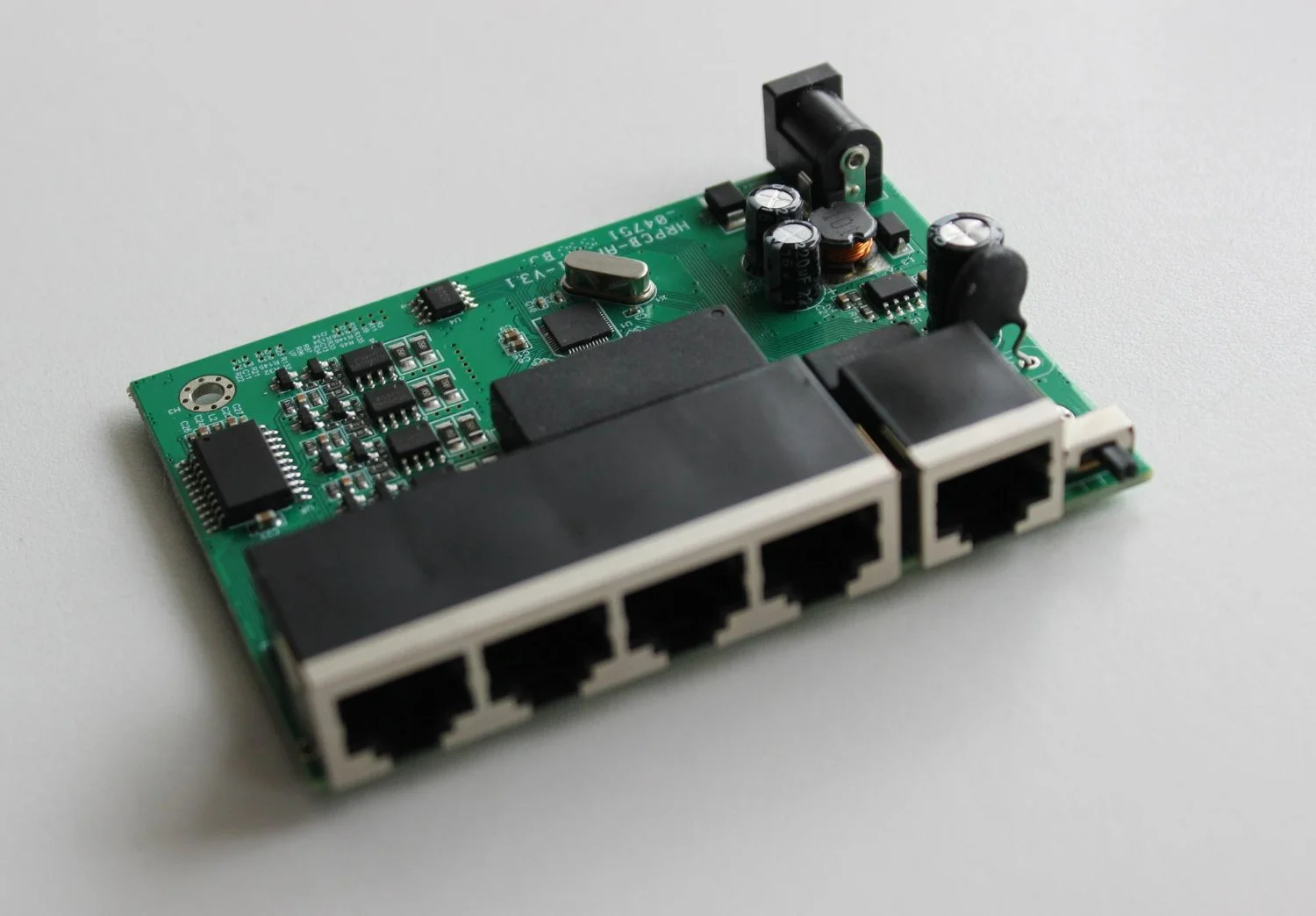 緑色基板上の電子回路と部品、4つのイーサネットポート付き。