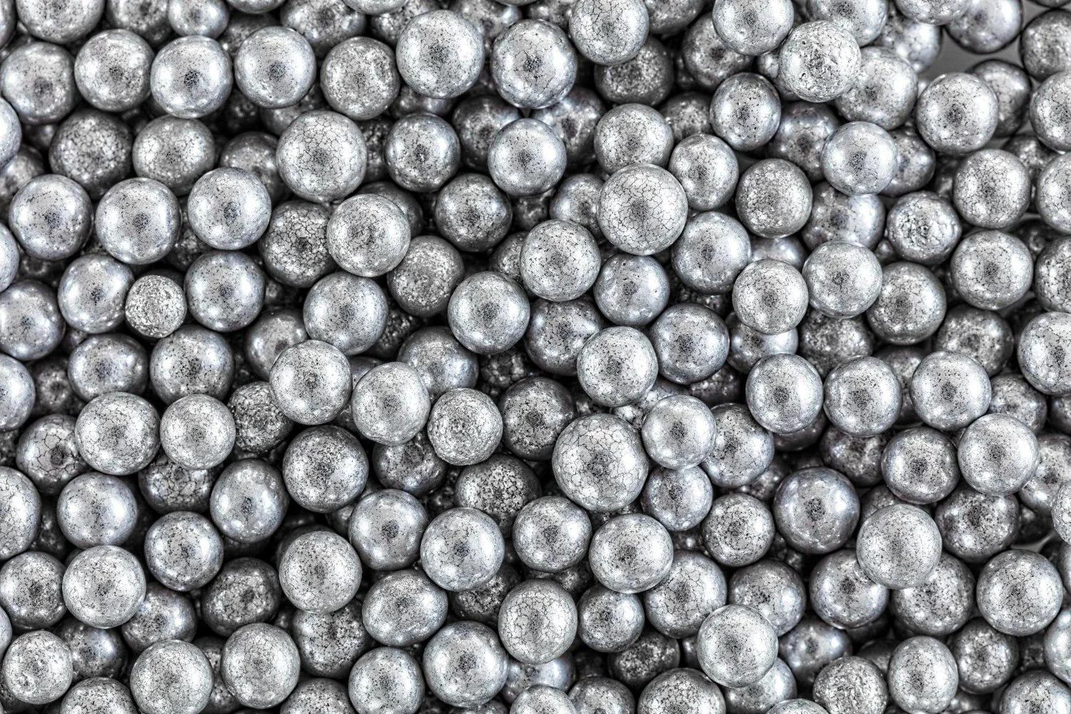 金属的な質感の銀色の球体が多数詰まっている