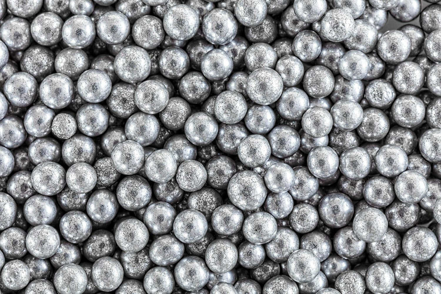 金属の丸いペレットが多数集まった