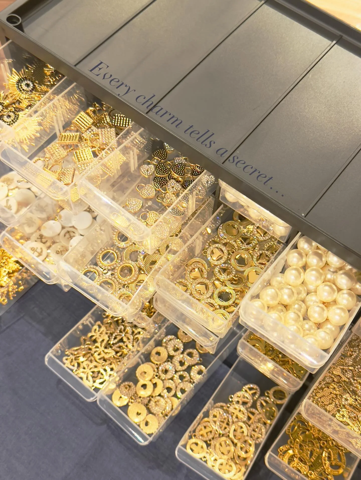 🤫
@foreverlinkedlove 

#summerjewelry #nontarnishjewelry #goldfilled #goldplated #pvdcoating #waterproof #hypoallergenic #summerearrings #statementearrings #statementjewelry #goldjewelry #hoops #earrings #jewelryinspiration #ring #statementring #sta