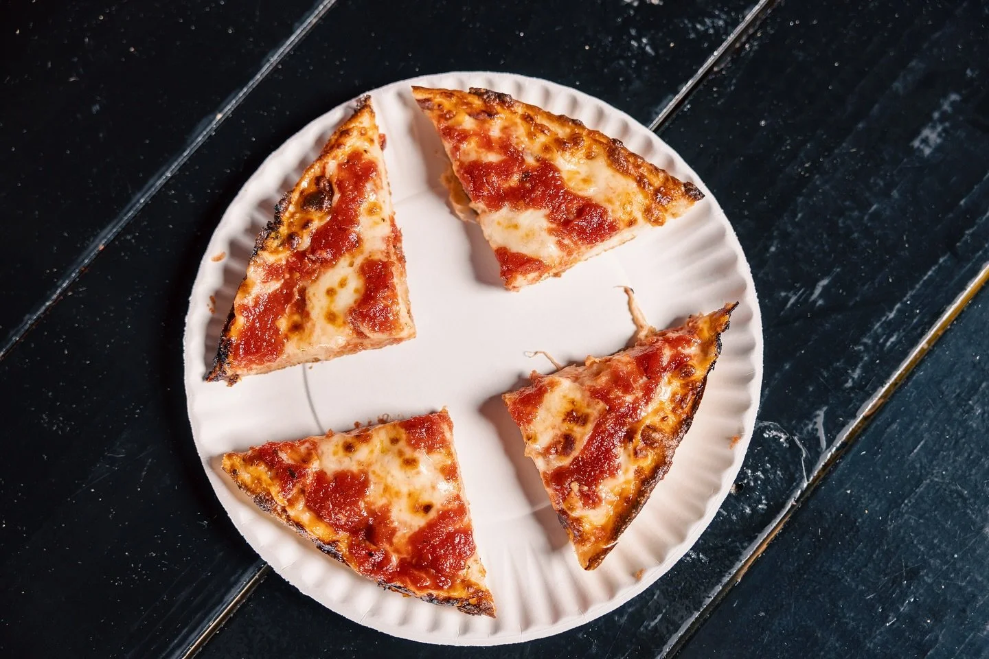 If I get to that pizza box first, I promise my plate will look like this.  Who&rsquo;s with me on the corners??? (I know @boymeetspizzareviews is). If you&rsquo;re not feeling adventurous enough for a Thanksgiving Pie, a classic cheese like this will