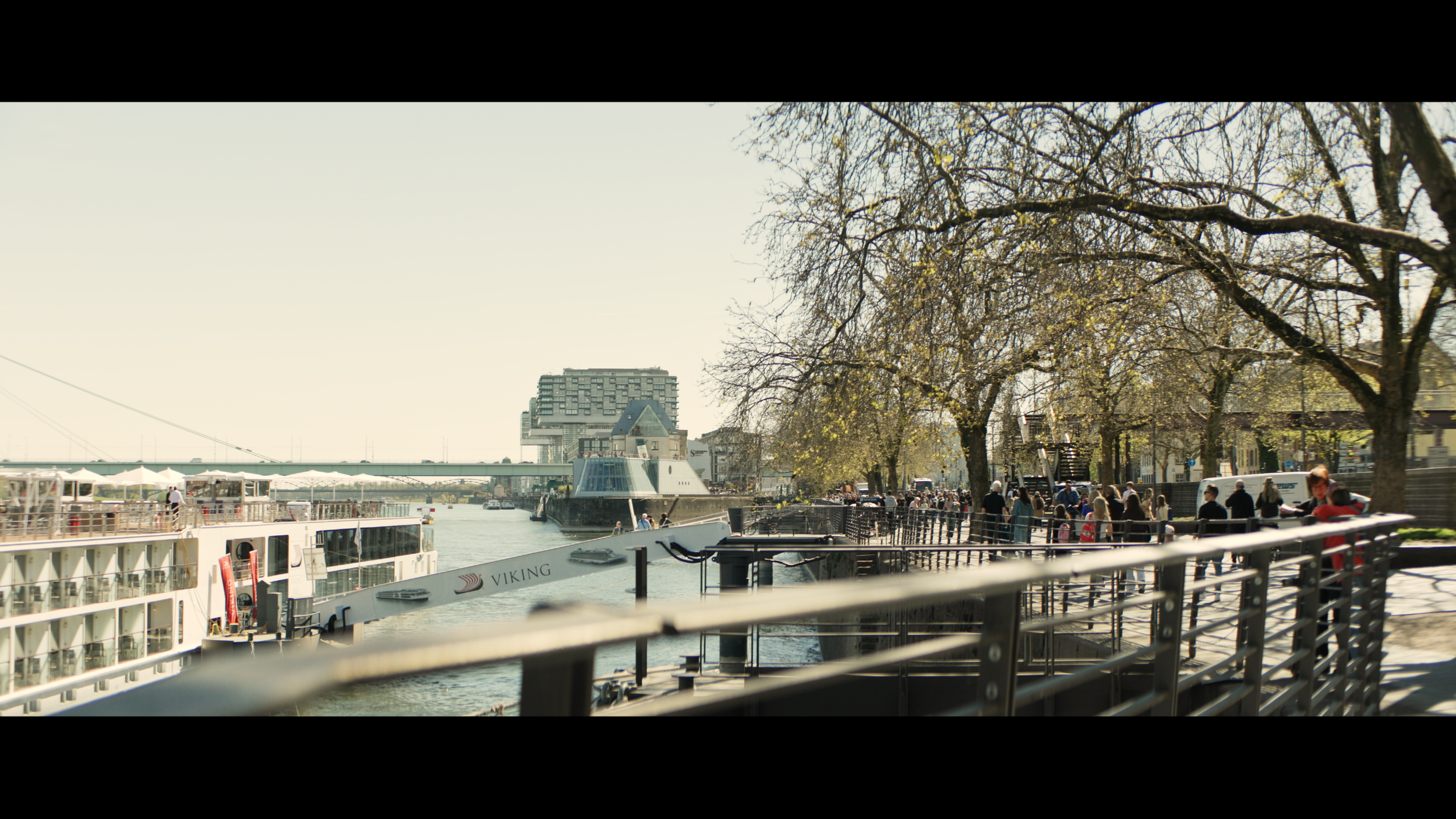 Rheinpromenade in Köln mit Menschen, Schiff und Blick auf moderne Architektur im anamorphischen Look – aufgenommen mit Blazar Mantis 50mm