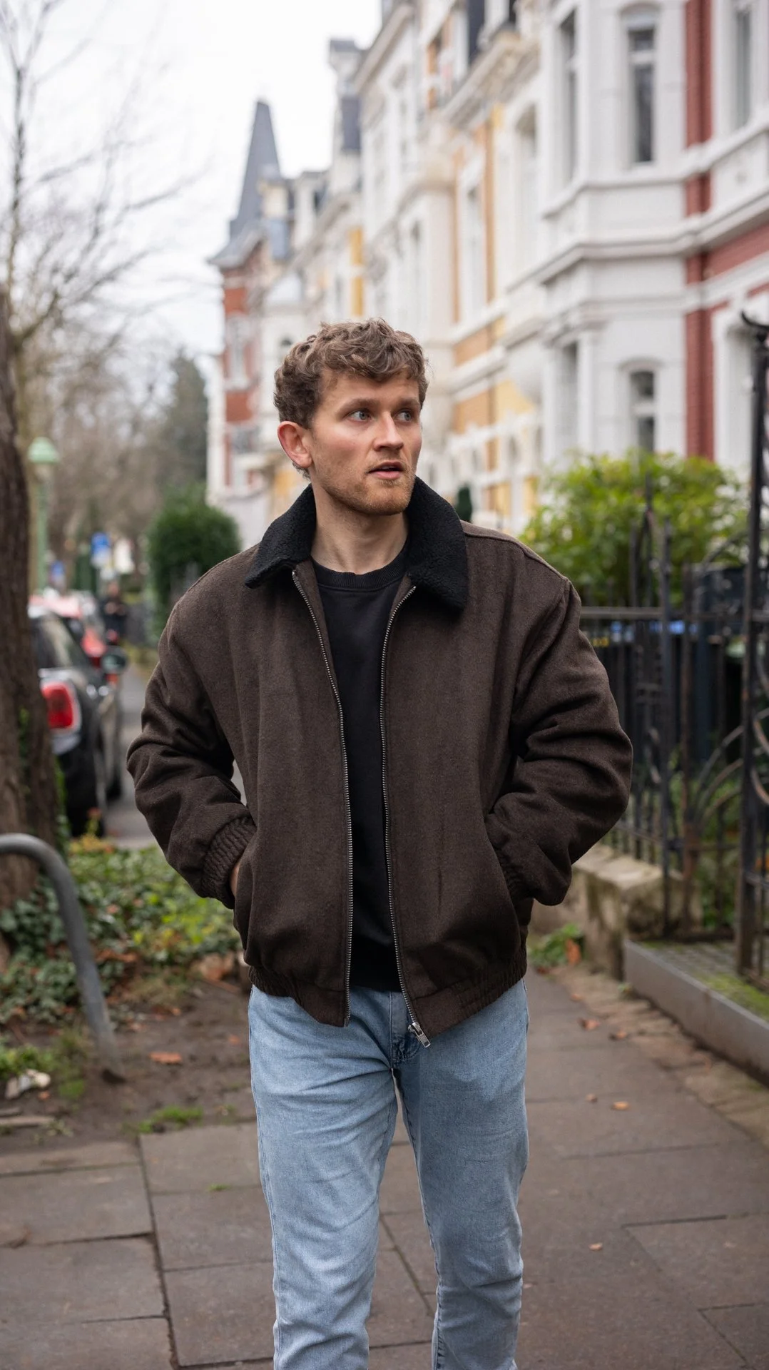 Portrait eines Mannes im urbanen Setting.