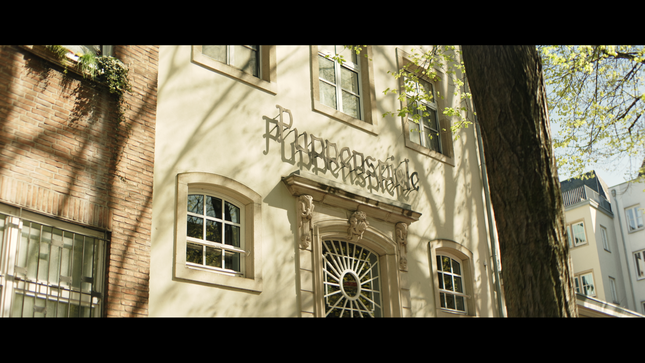 Altbaufassade im warmen Sonnenlicht mit Schatten von Bäumen im anamorphischen Look – aufgenommen mit Blazar Mantis 50mm