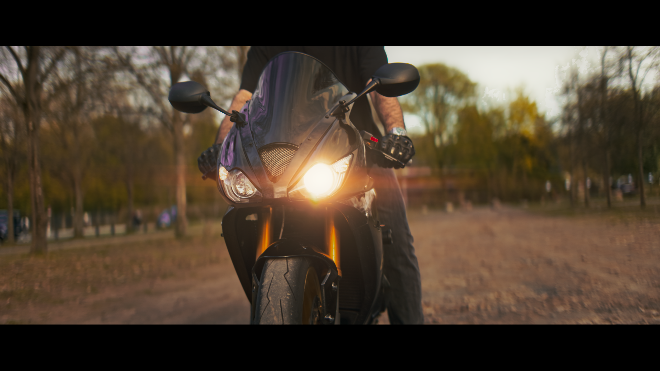 Cinematische Aufnahme eines Motorrads mit Anamorphic Objektiv (Blazar Mantis 50mm) bei Abendlicht mit Lens Flare