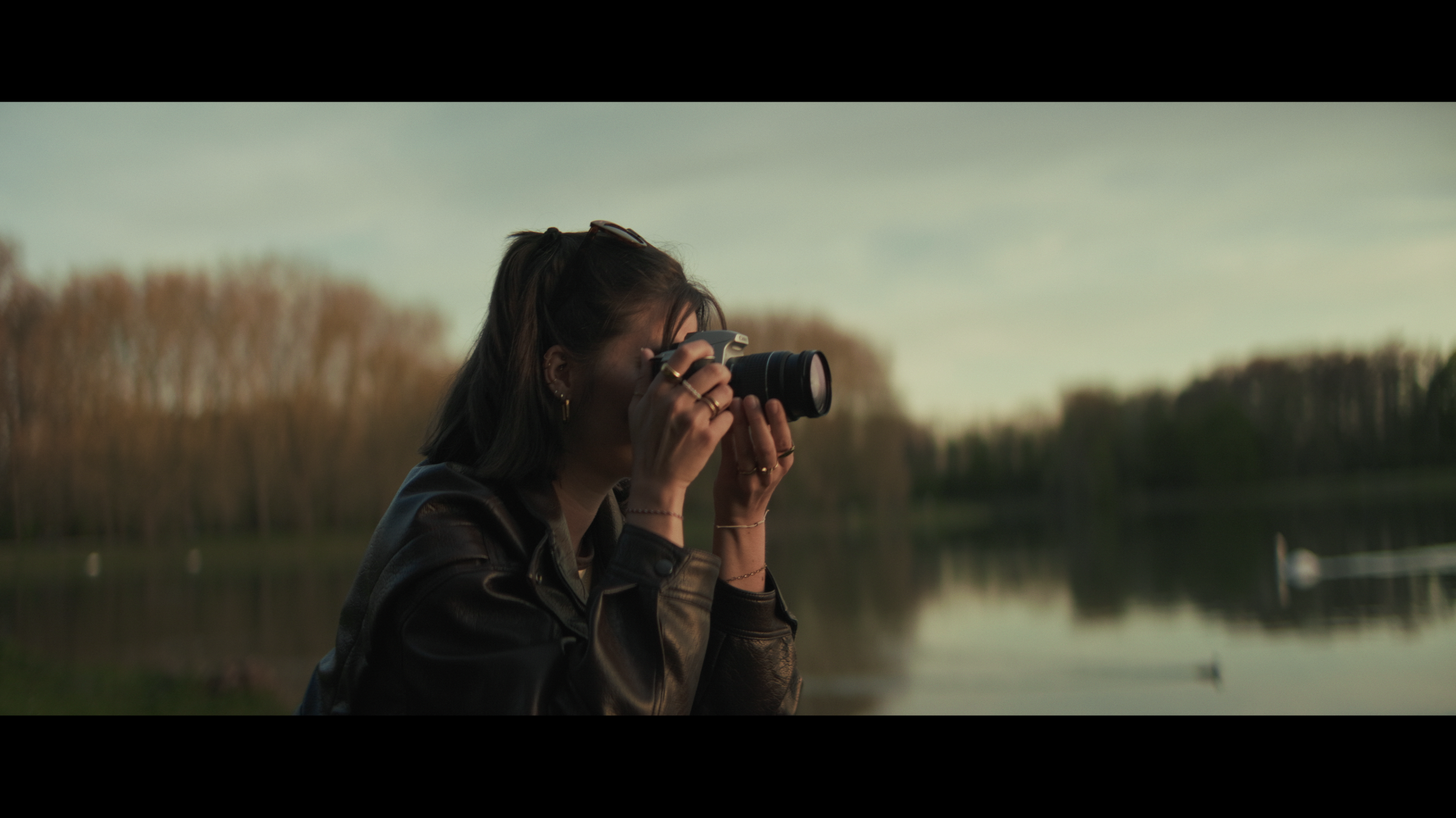 Fotografierende Person am Decksteiner Weiher mit cinematic Look und weichen Farben