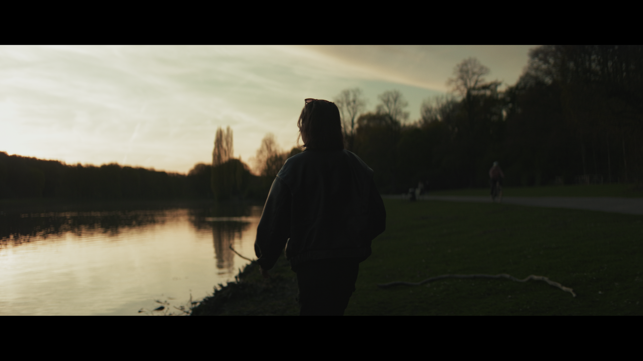 Cinematic Bewegung am Seeufer in Köln gefilmt mit Blazar Mantis 50mm Anamorphic