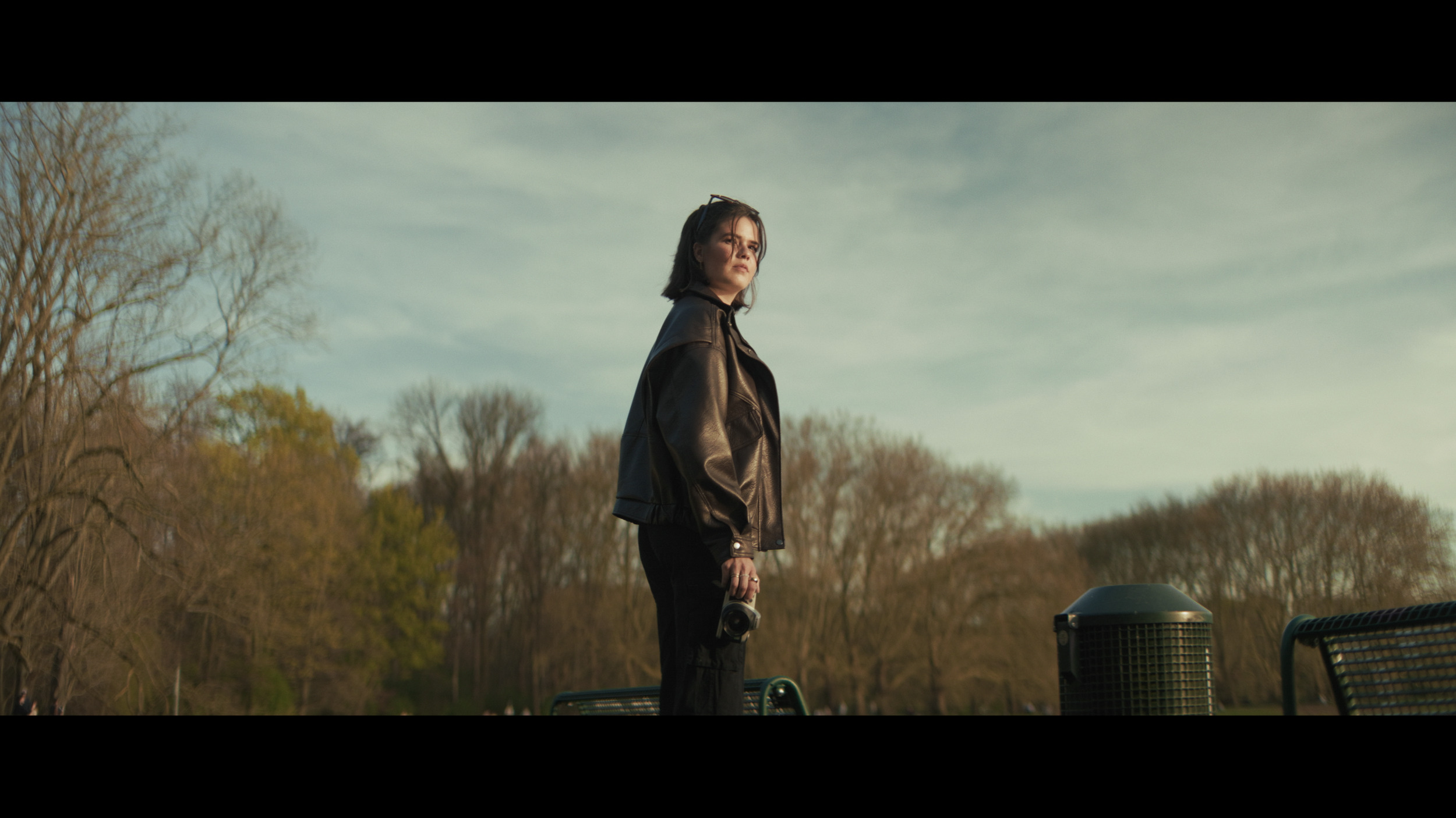 Porträtaufnahme mit anamorphischem Look und weichem Bokeh aufgenommen mit Blazar Mantis 50mm