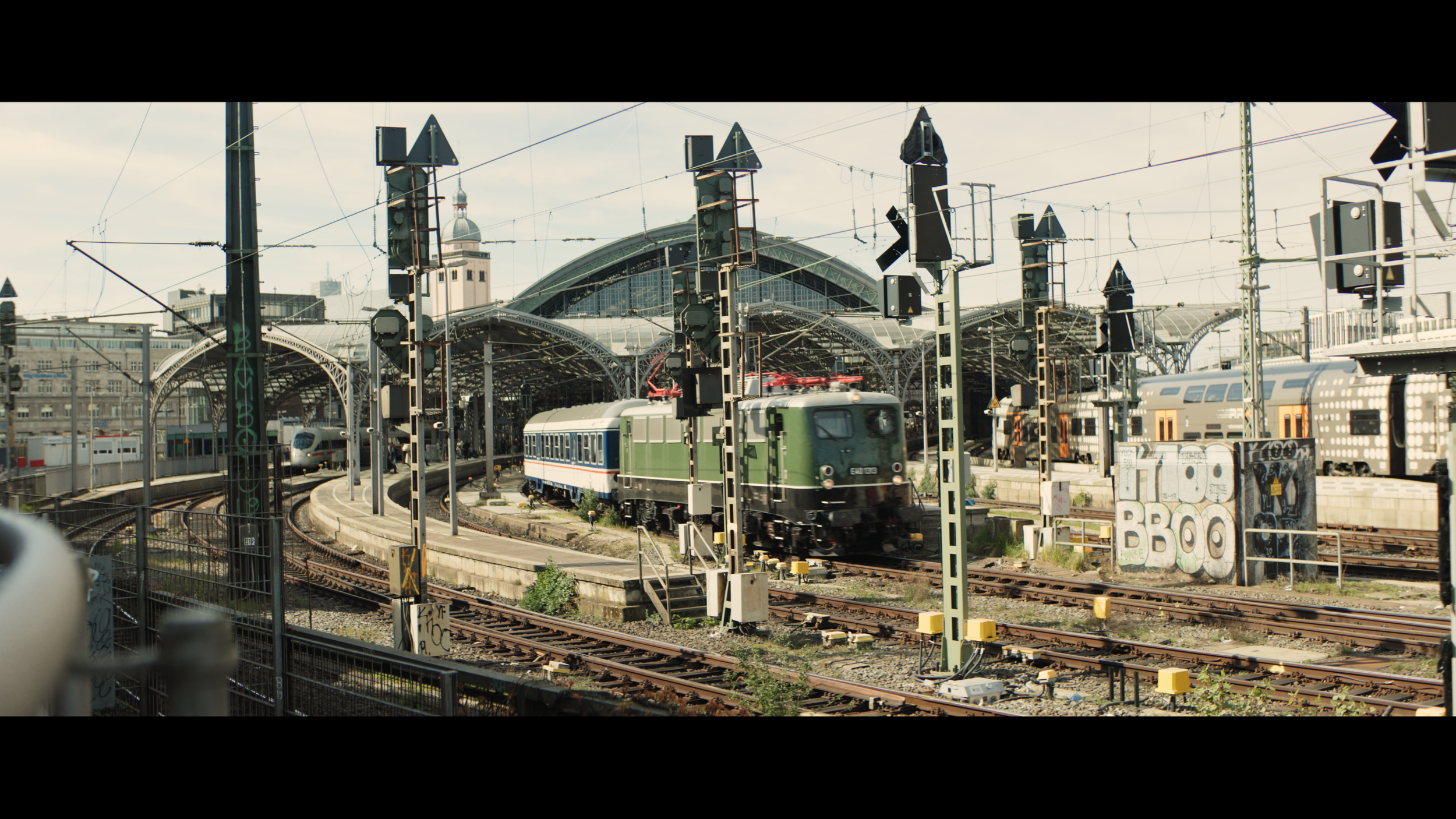 Bahnhofsszene in Köln mit Zug und Architektur im filmischen Look – Blazar Mantis 50mm Anamorphic