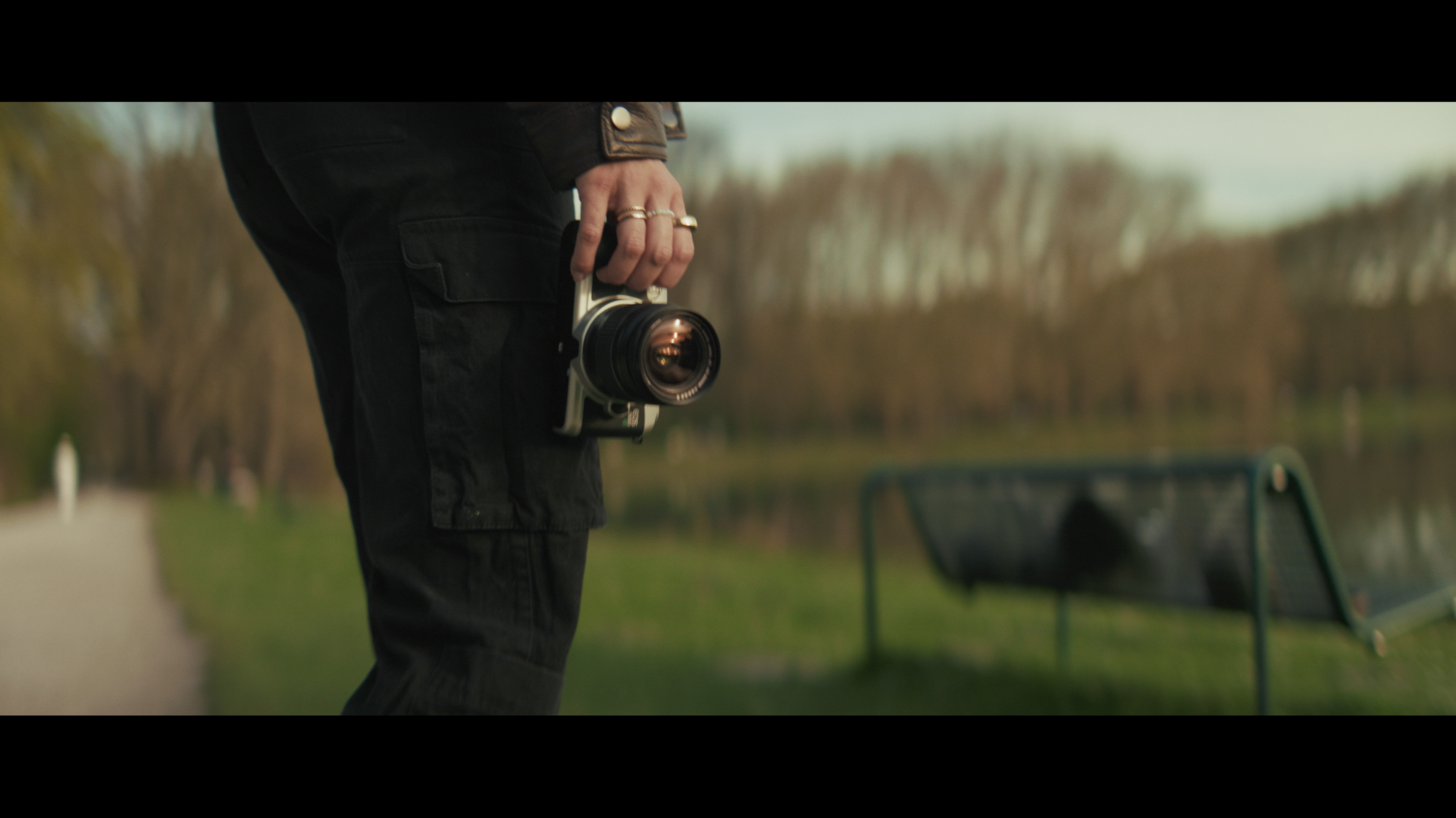 Detailaufnahme einer analogen Kamera als Requisite gefilmt mit Blazar Mantis 50mm Anamorphic