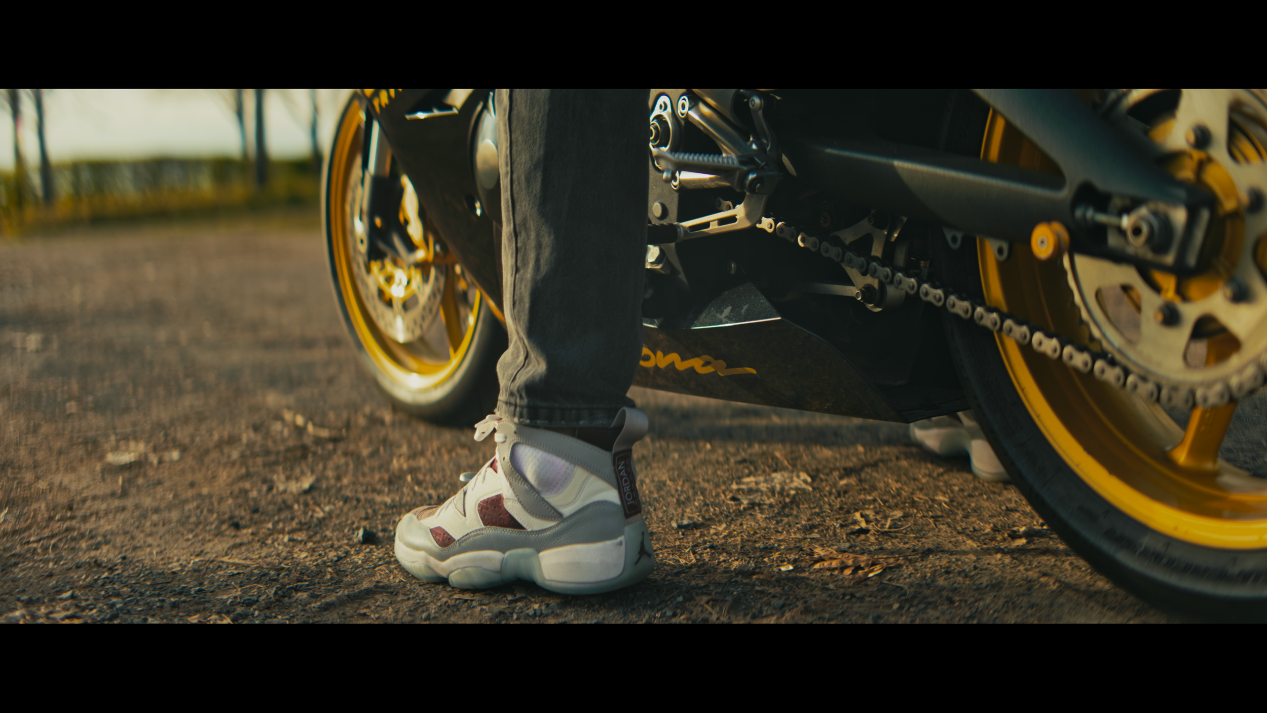 Motorrad Detailaufnahme bei Abendlicht als Teaser für nächsten Anamorphic Test
