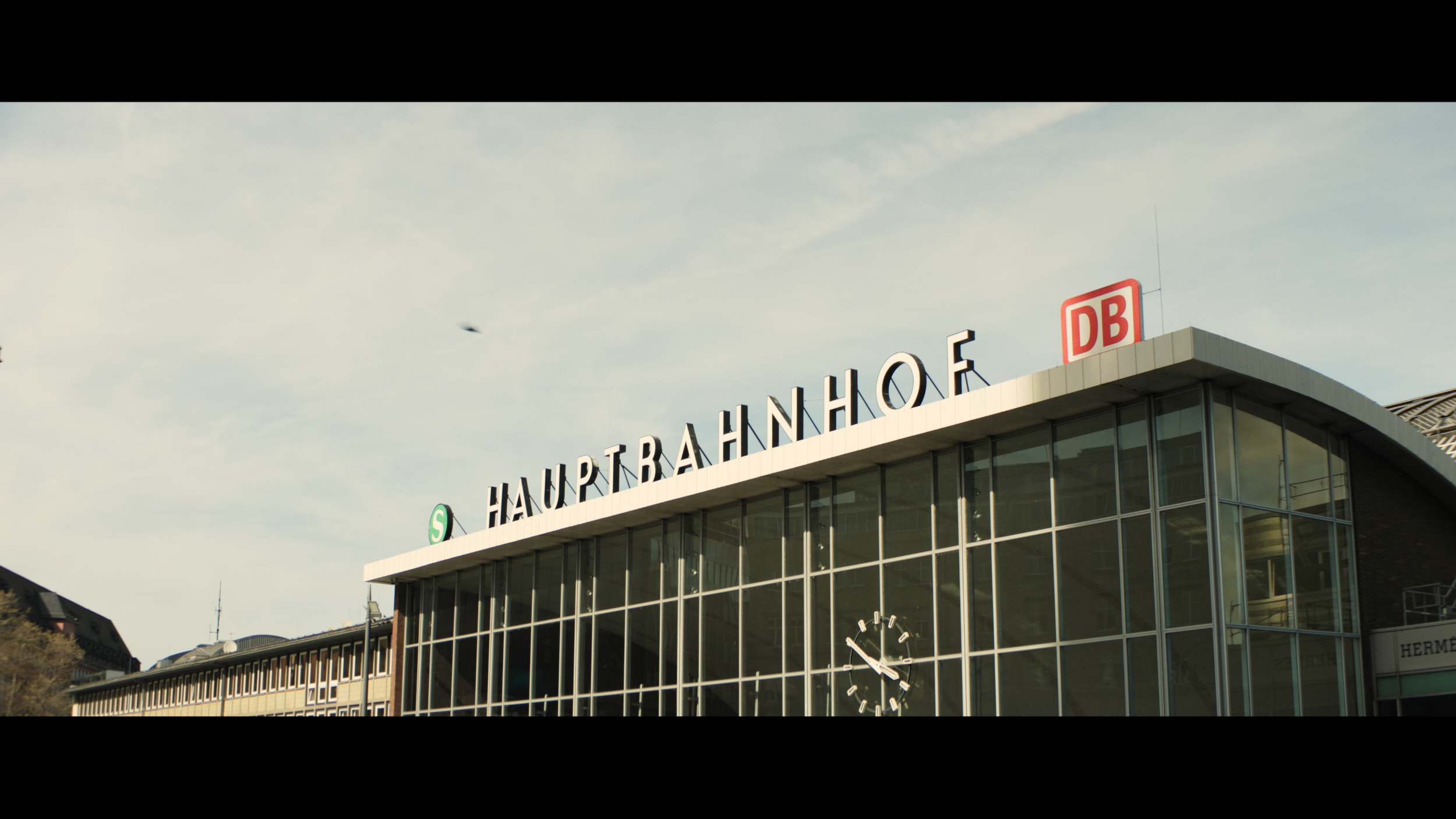 Köln Hauptbahnhof mit DB-Schriftzug im weichen Cinematic Look bei Tageslicht – aufgenommen mit Blazar Mantis 50mm