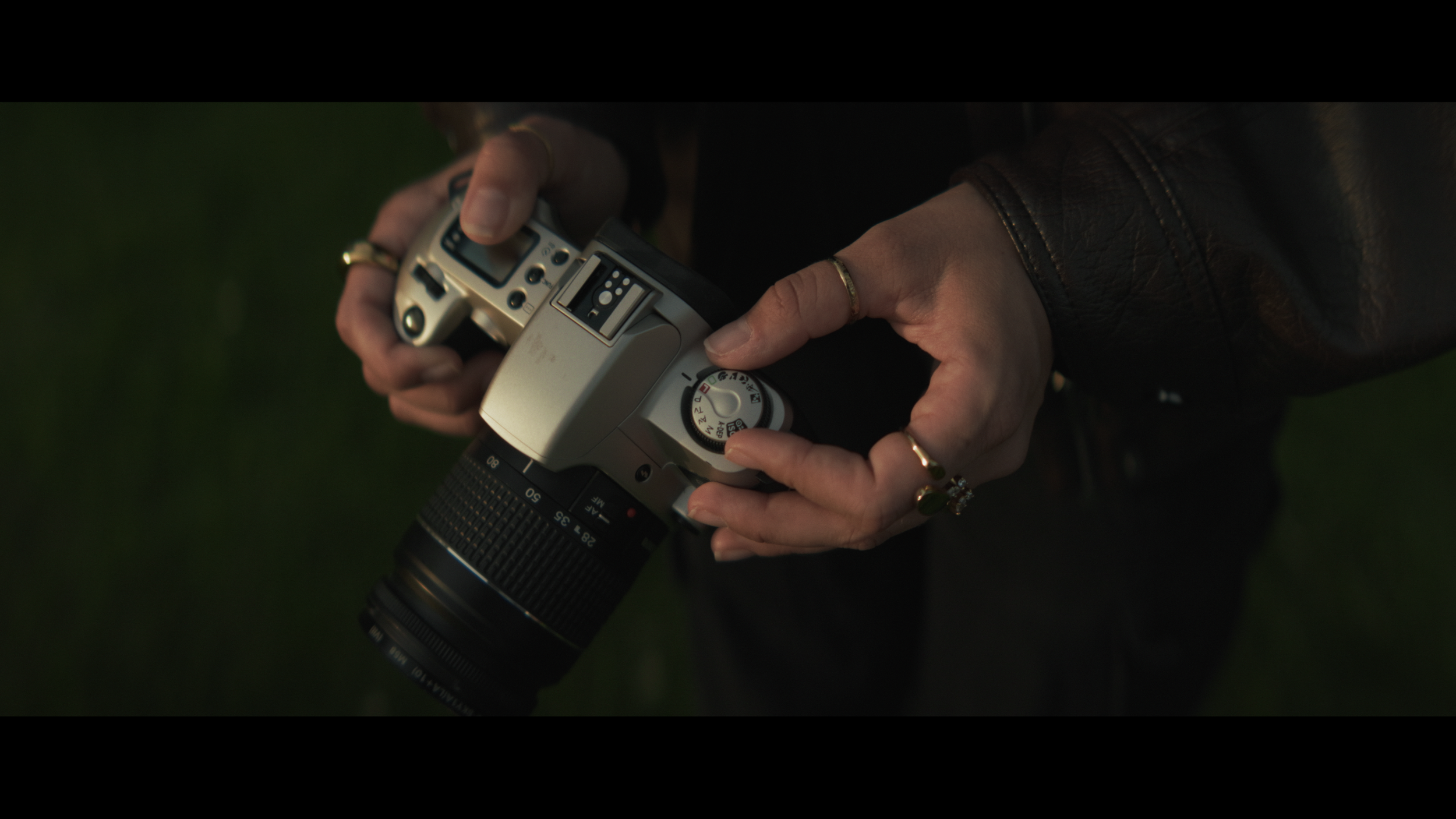 Detailshot Kamera Bedienung mit natürlichem Bokeh und warmem Abendlicht