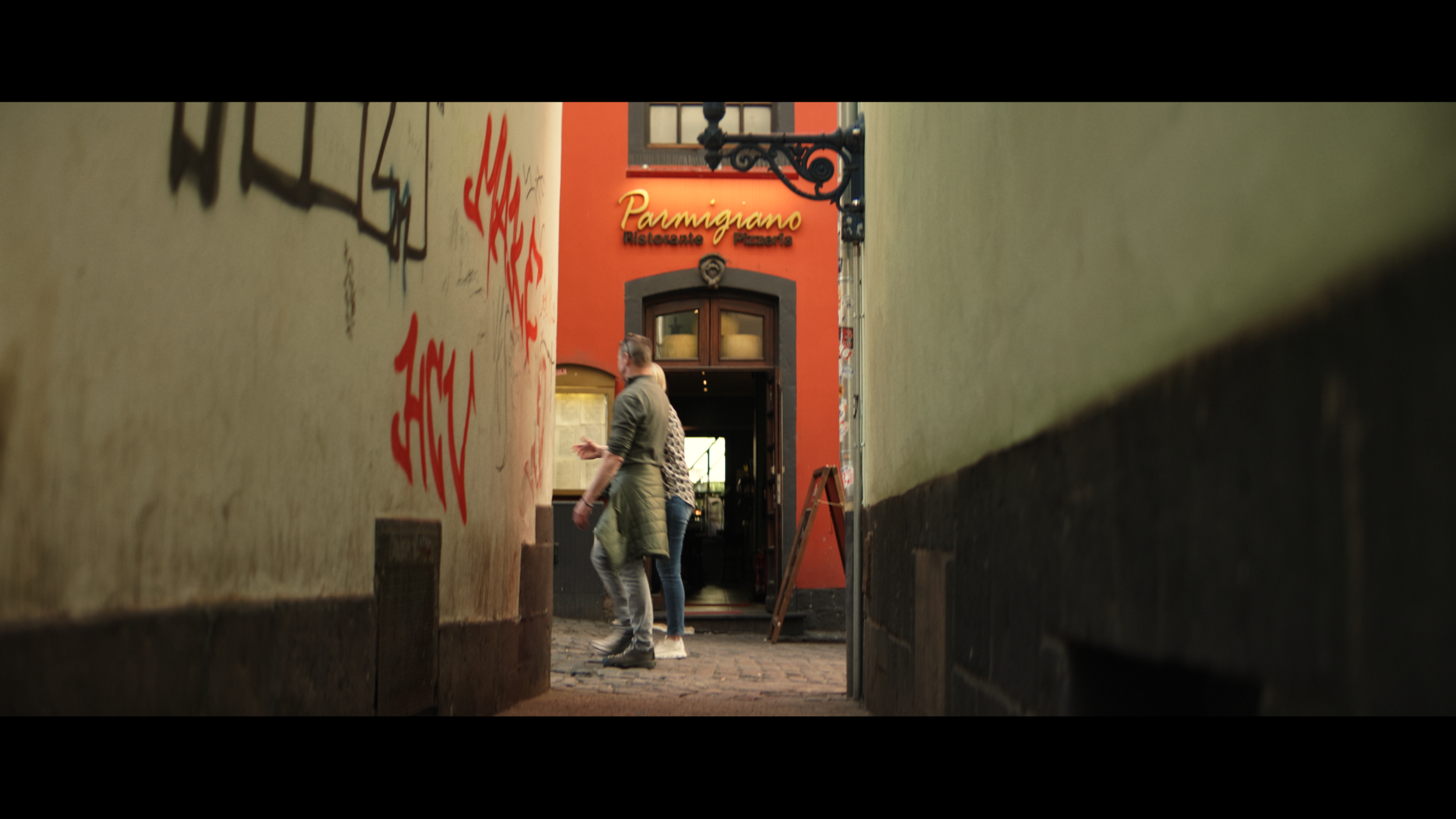 Enge Gasse mit Person vor Restaurant im Cinematic Look mit Tiefenwirkung – aufgenommen mit Blazar Mantis 50mm