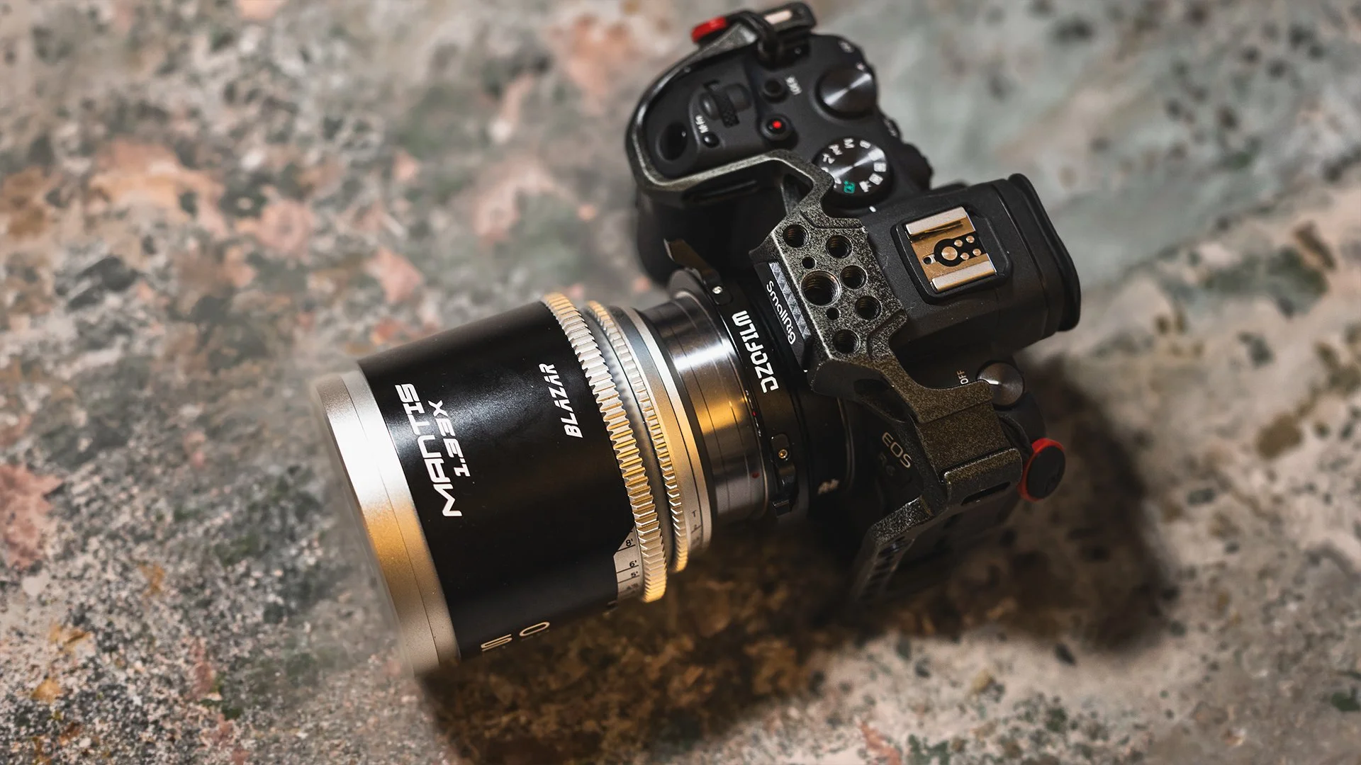 Canon R6 Kamera mit Blazar Mantis 50mm f/2.0 Anamorphic Lens in Cine-Rig auf strukturierter Steinoberfläche fotografiert