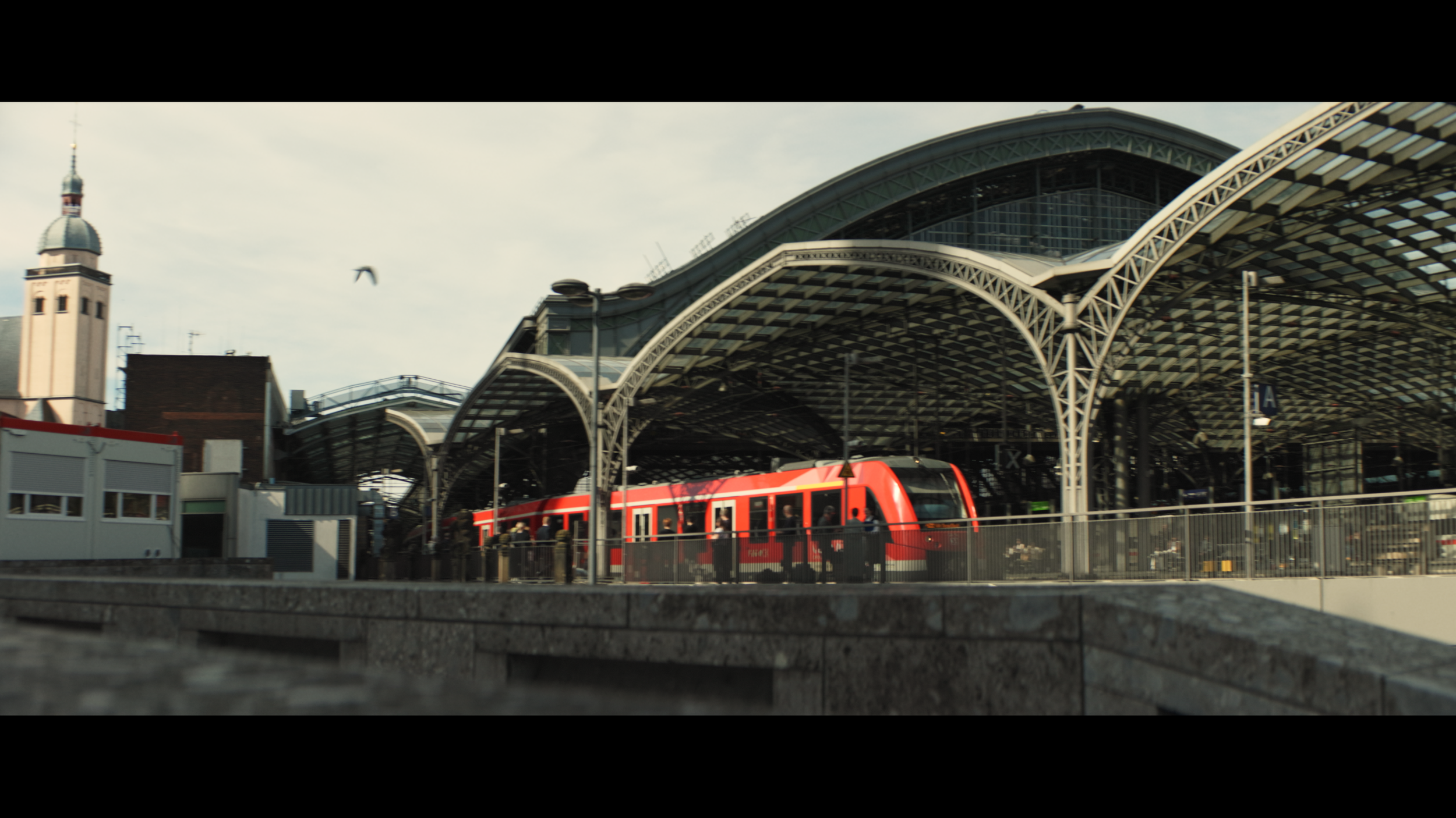 Zug am Kölner Hauptbahnhof mit markanter Dachkonstruktion im anamorphischen Cinematic Look – aufgenommen mit Blazar Mantis 50mm