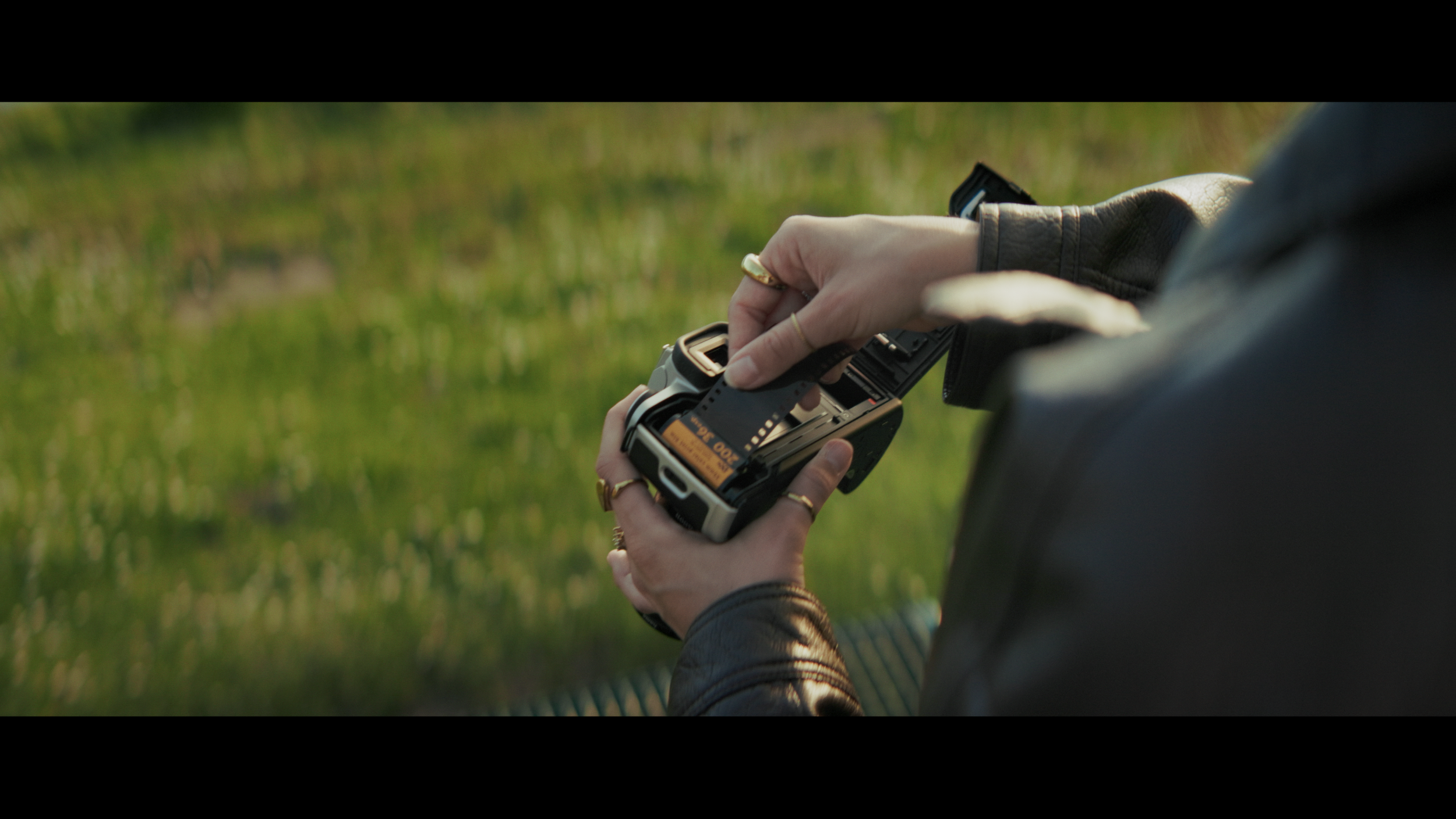 Szene mit Filmrolle und Vintage Kamera bei Abendlicht aufgenommen mit anamorphischem Objektiv