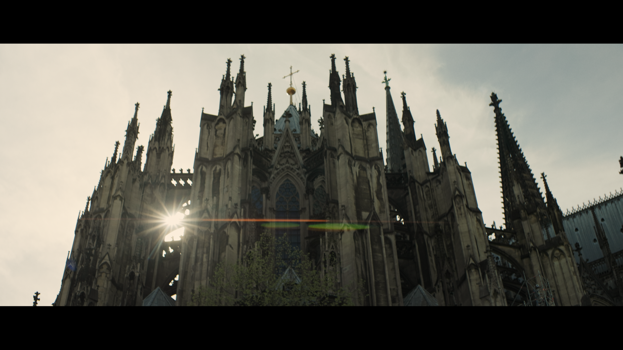 Kölner Dom im Gegenlicht mit anamorphem Lens Flare aufgenommen mit Blazar Mantis 50mm