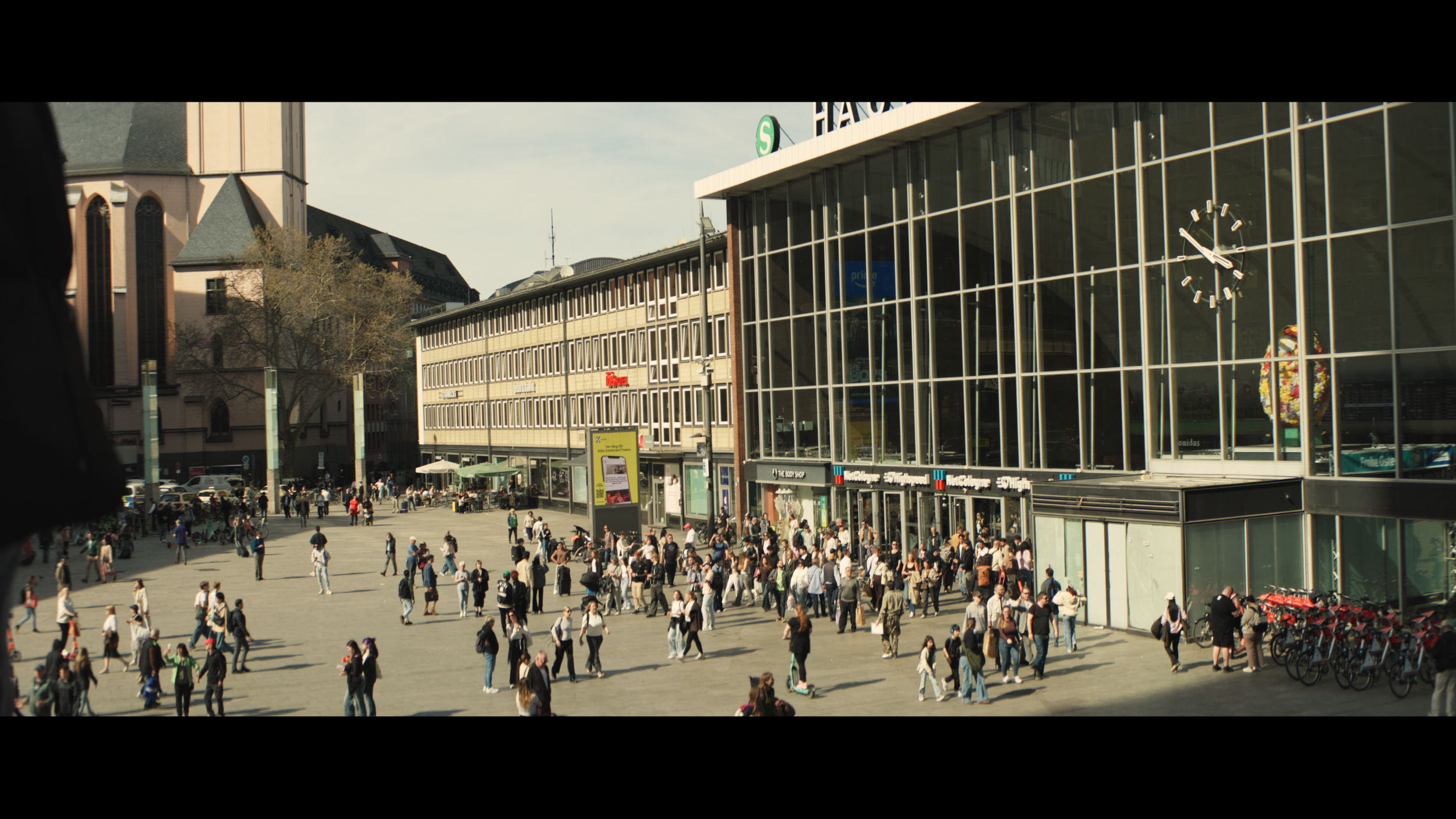 Straßenszene in Köln im Cinematic Look mit Blazar Mantis 50mm Anamorphic Objektiv