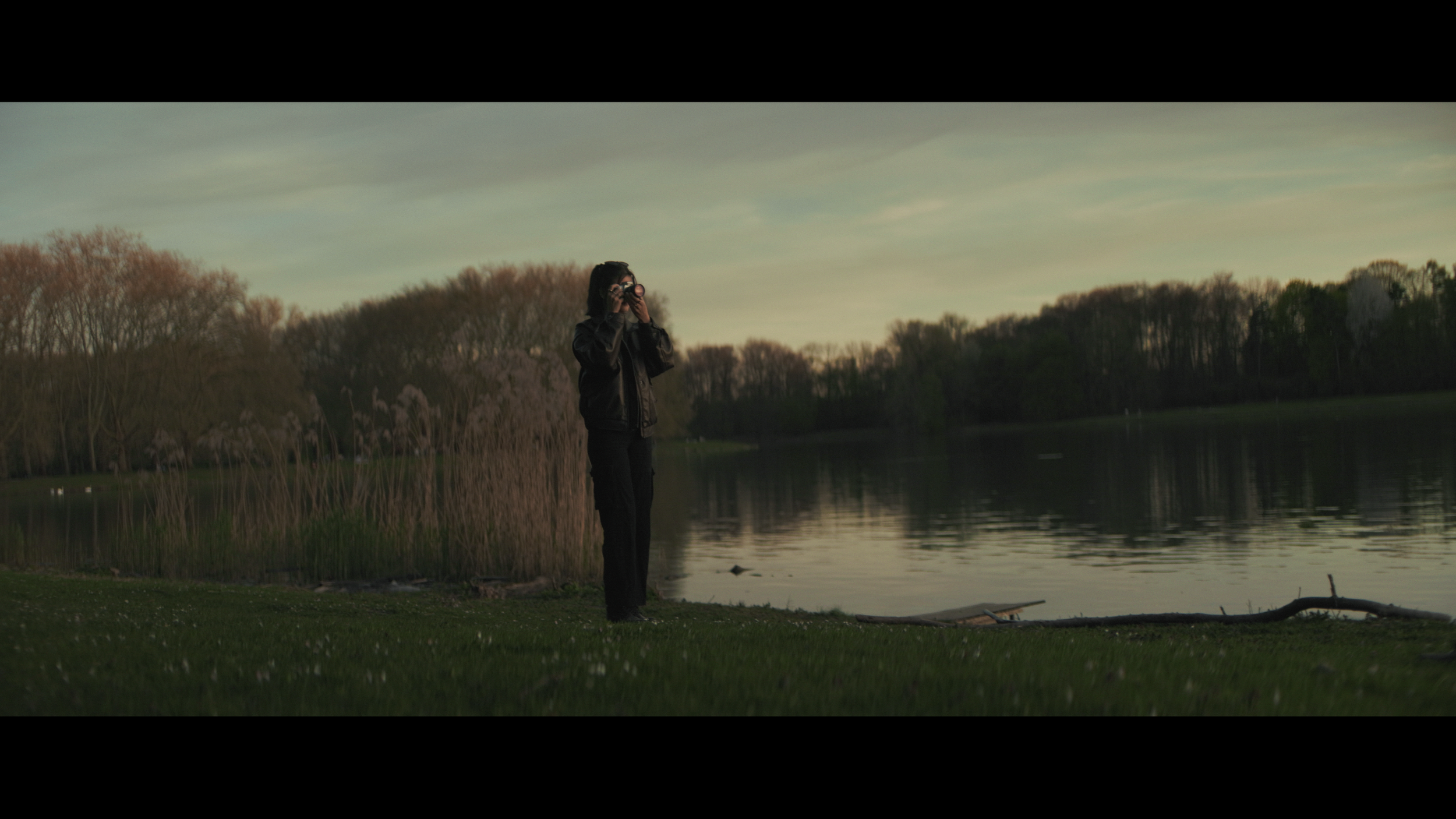 Weitwinkel Szene am Decksteiner Weiher bei Golden Hour mit cineastischem Look