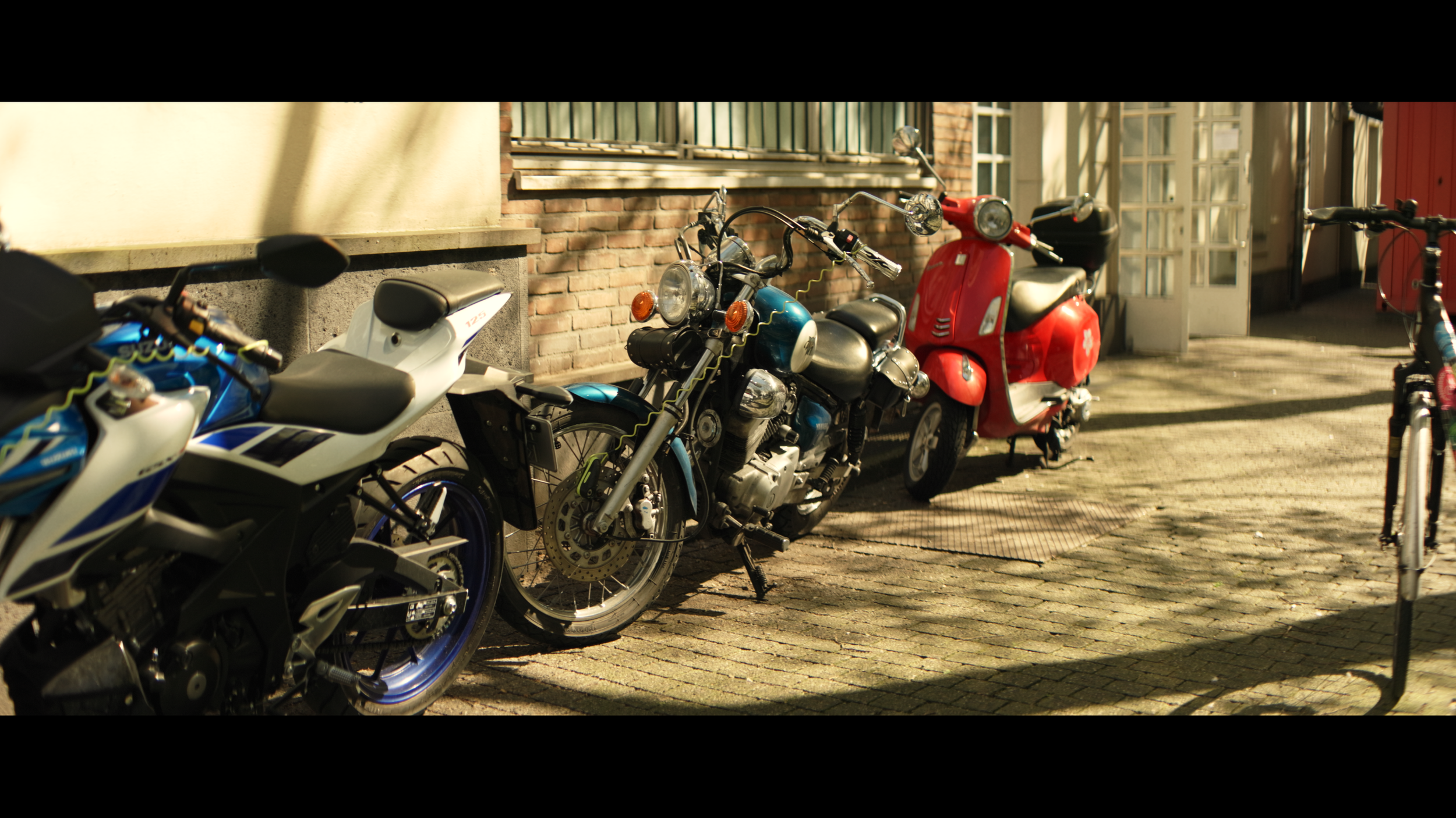 Geparkte Motorräder und Roller im warmen Sonnenlicht im anamorphischen Look – aufgenommen mit Blazar Mantis 50mm