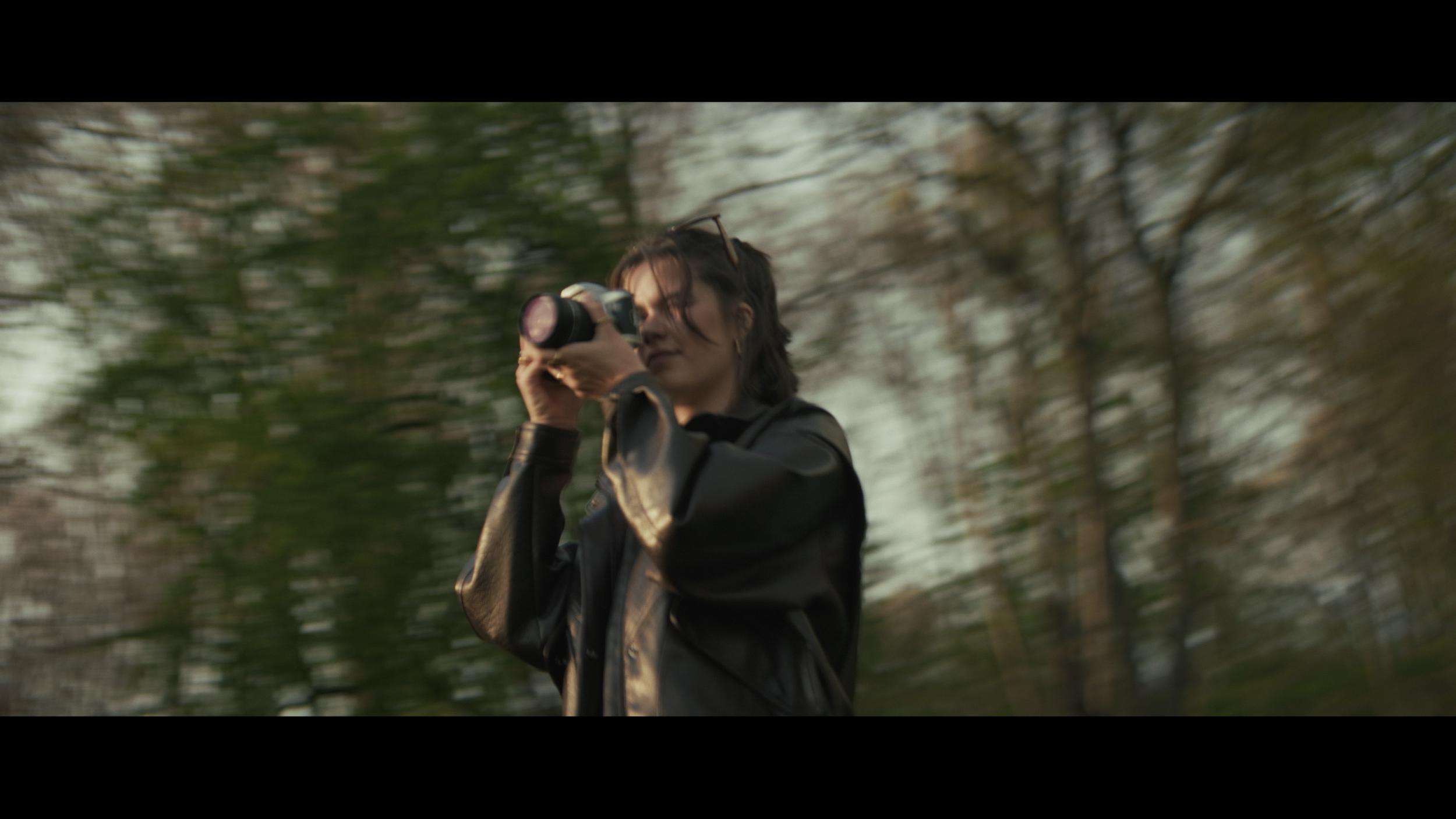 Handheld Aufnahme mit Bewegung und natürlichem Motion Look mit Blazar Mantis 50mm Anamorphic