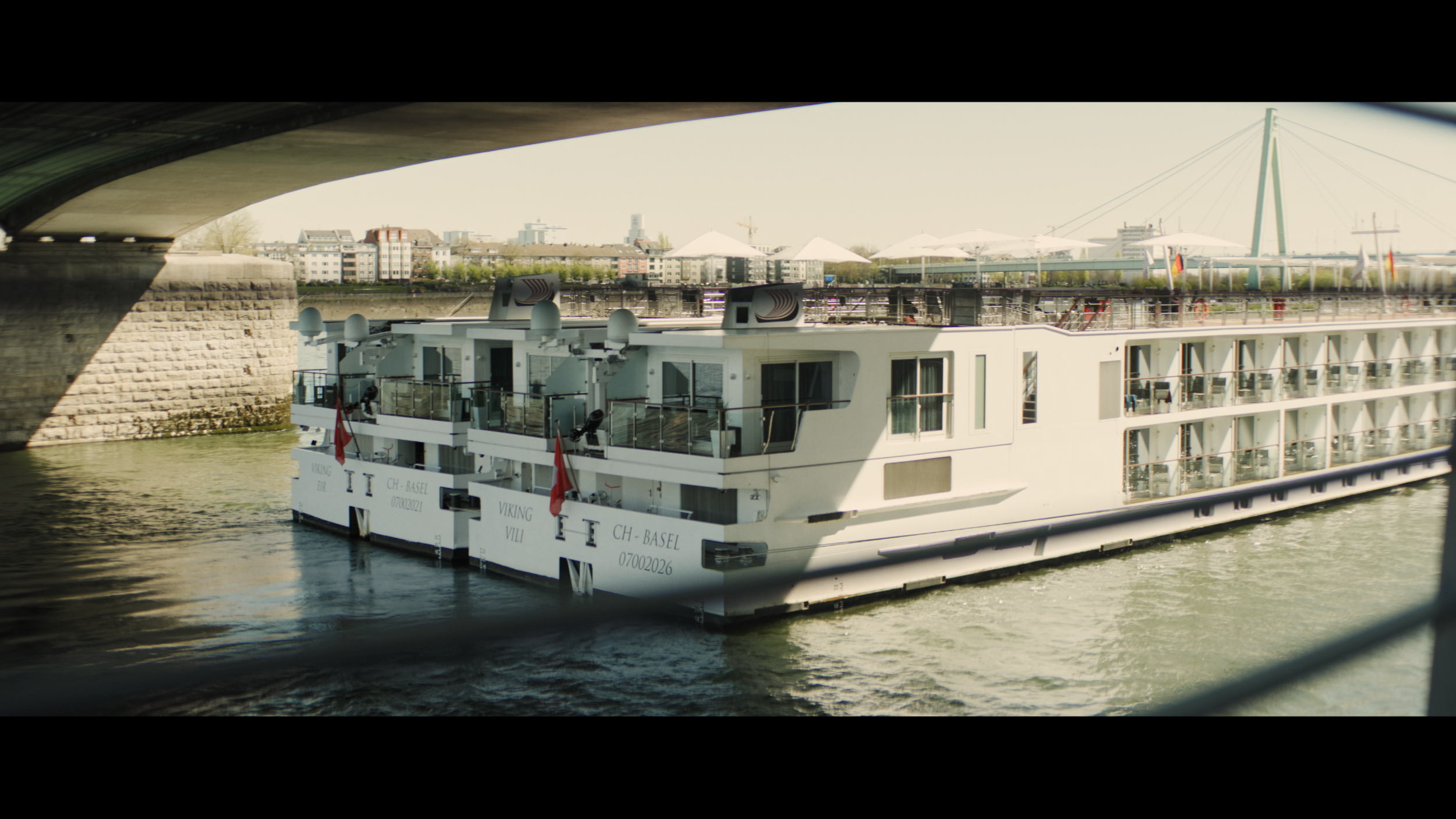 Rheinschiff unter einer Brücke in Köln mit natürlichem Rahmen und Cinematic Look – aufgenommen mit Blazar Mantis 50mm