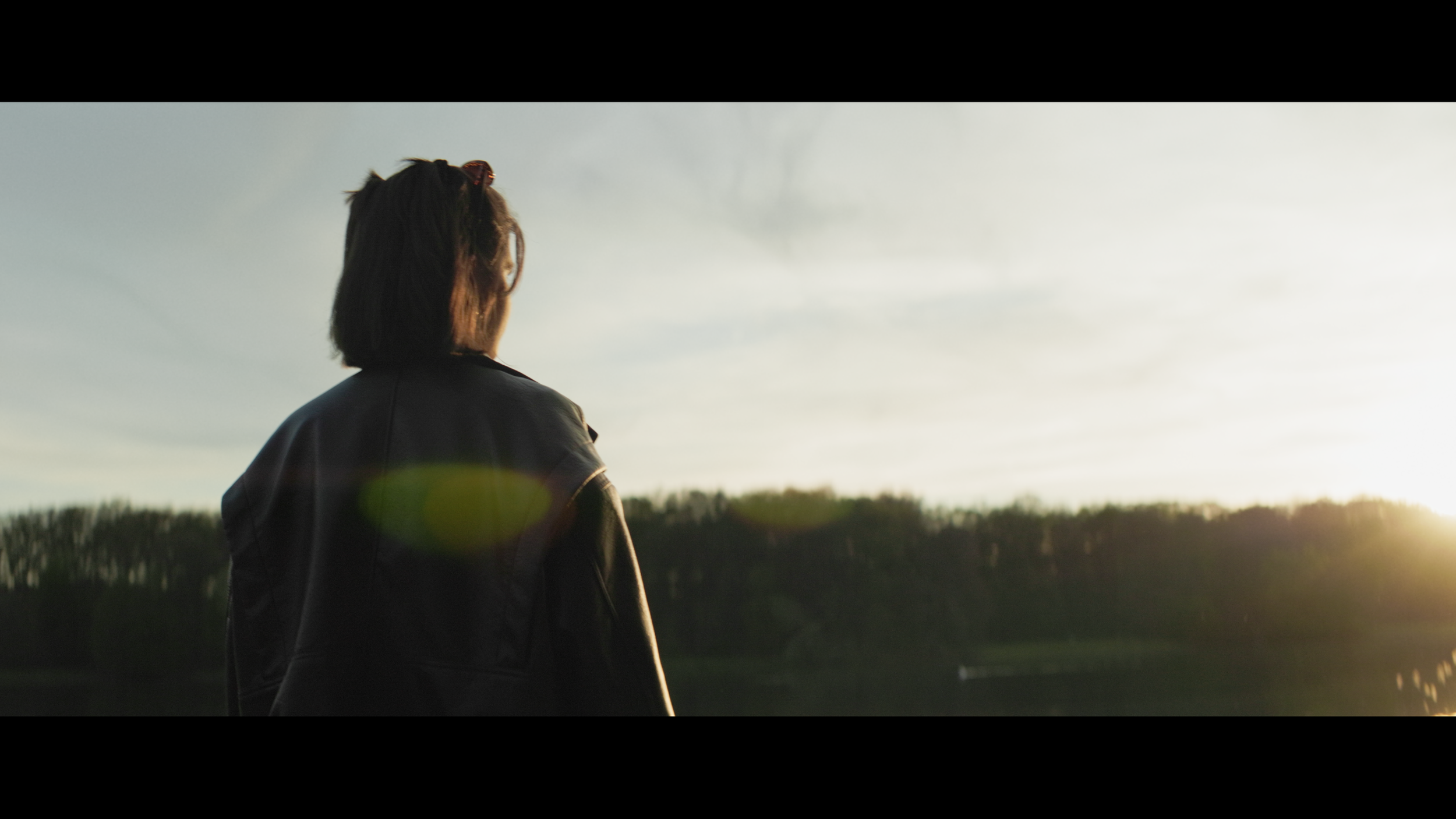 Person im Gegenlicht bei Sonnenuntergang am Decksteiner Weiher mit anamorphem Lens Flare – aufgenommen mit Blazar Mantis 50mm