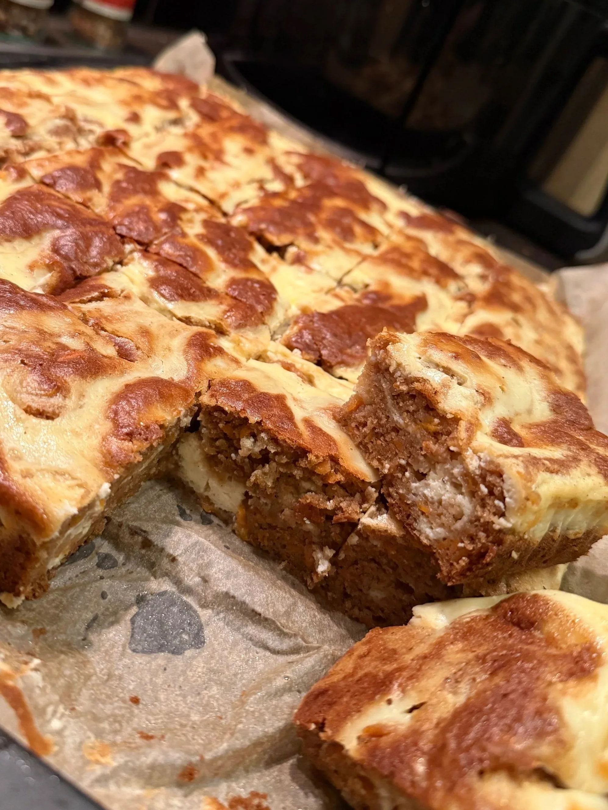 Porkkanakakku tuorejuustomarmorilla 