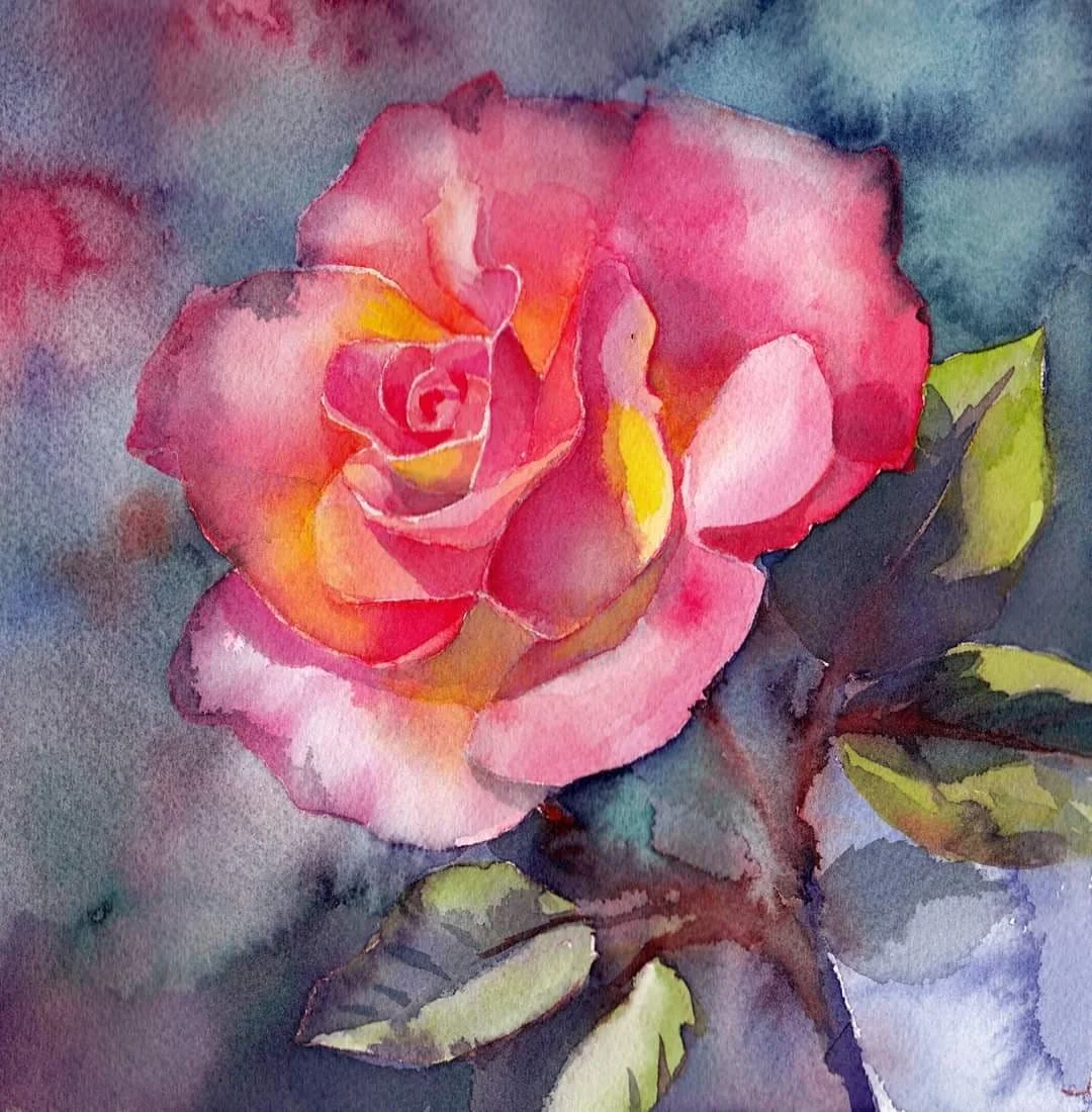 Acquarello di una rosa rosa con foglie verdi scure su sfondo sfumato.