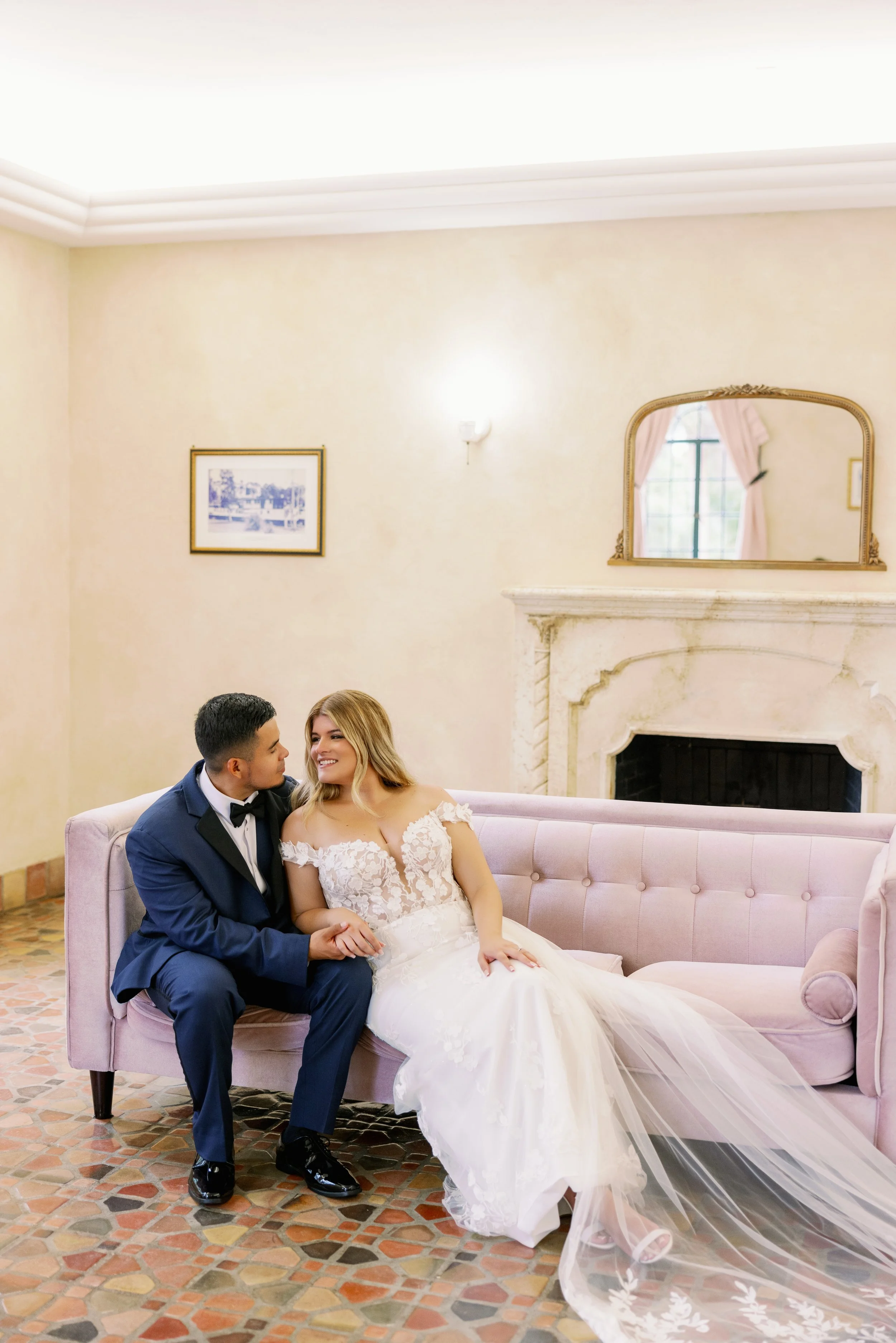 bride-groom-kiss-pink-sofa-bridal-suite-powel-crosley-estate-wedding-planner-sarasota.jpg