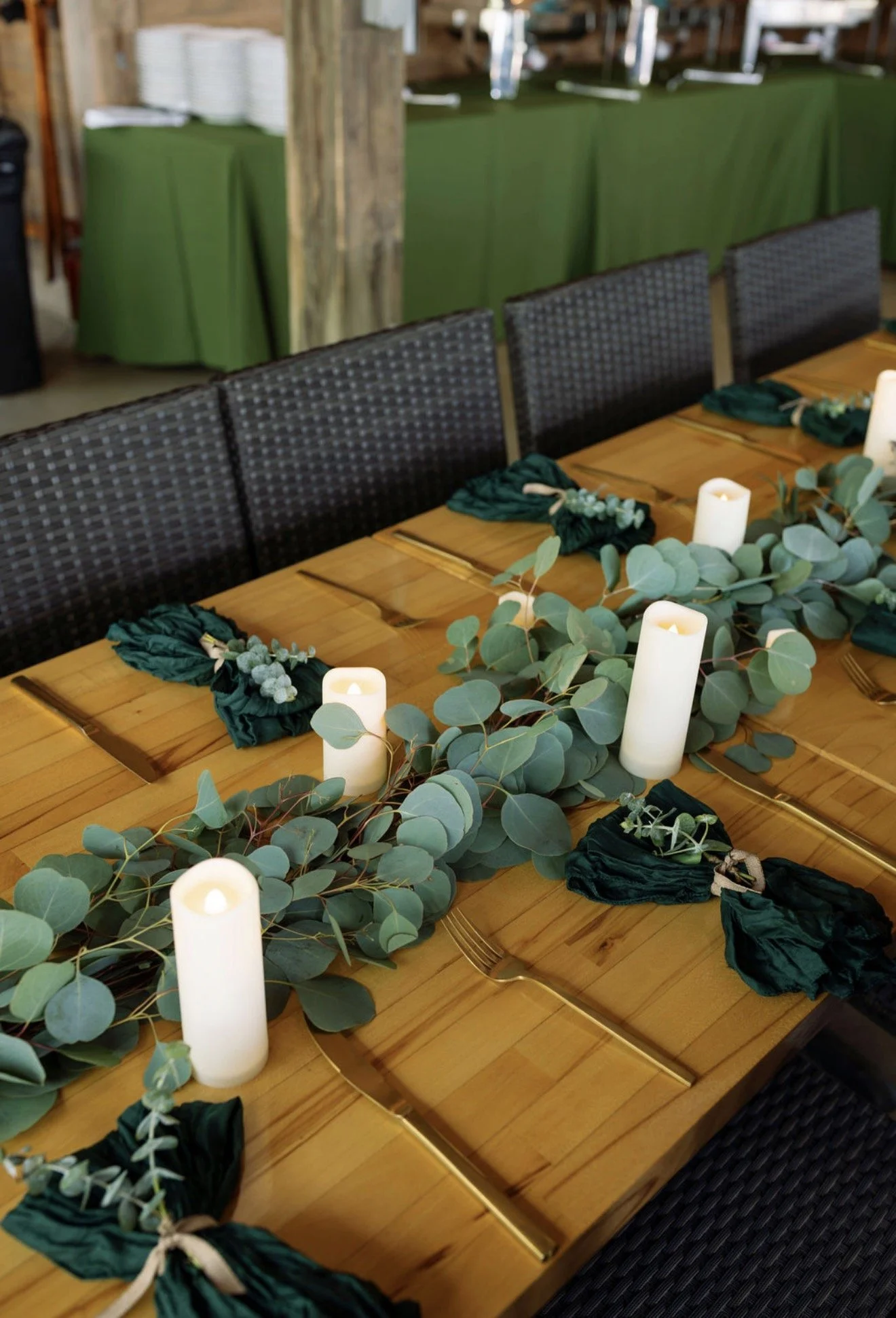 candlelit-tablescape-eucalyptus-runner-mar-vista-dockside-welcome-dinner-wedding.png