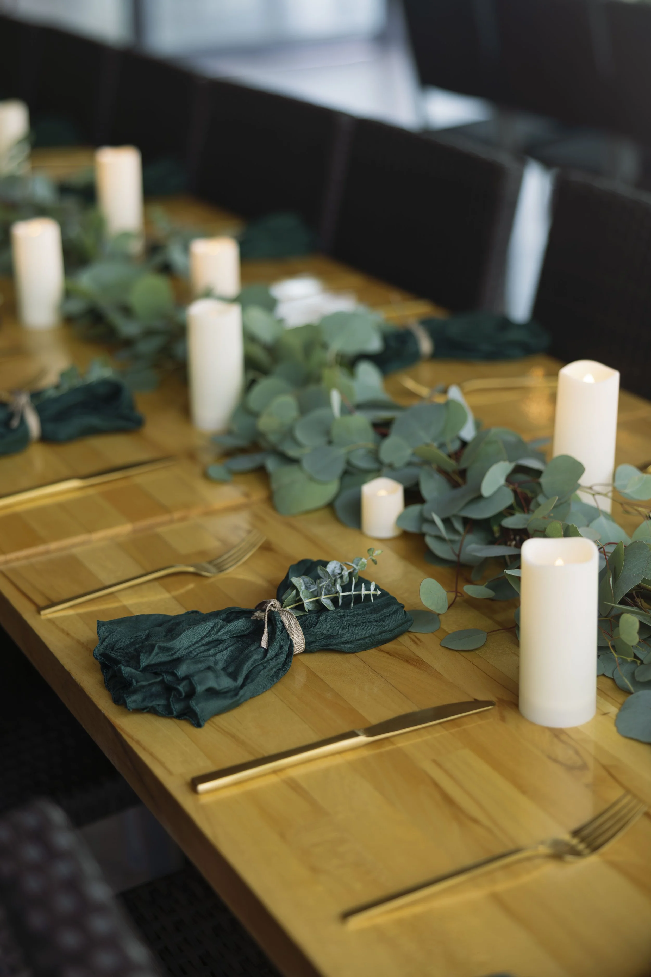 dark-green-napkin-eucalyptus-sprig-place-setting-mar-vista-dockside-welcome-dinner-wedding.jpg