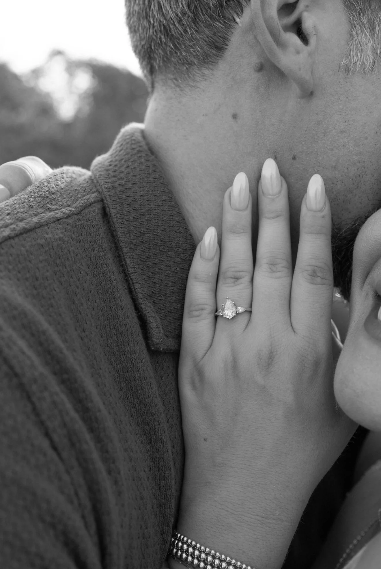 wedding-ring-hand-detail-black-and-white-anna-maria-island-wedding-weekend.png