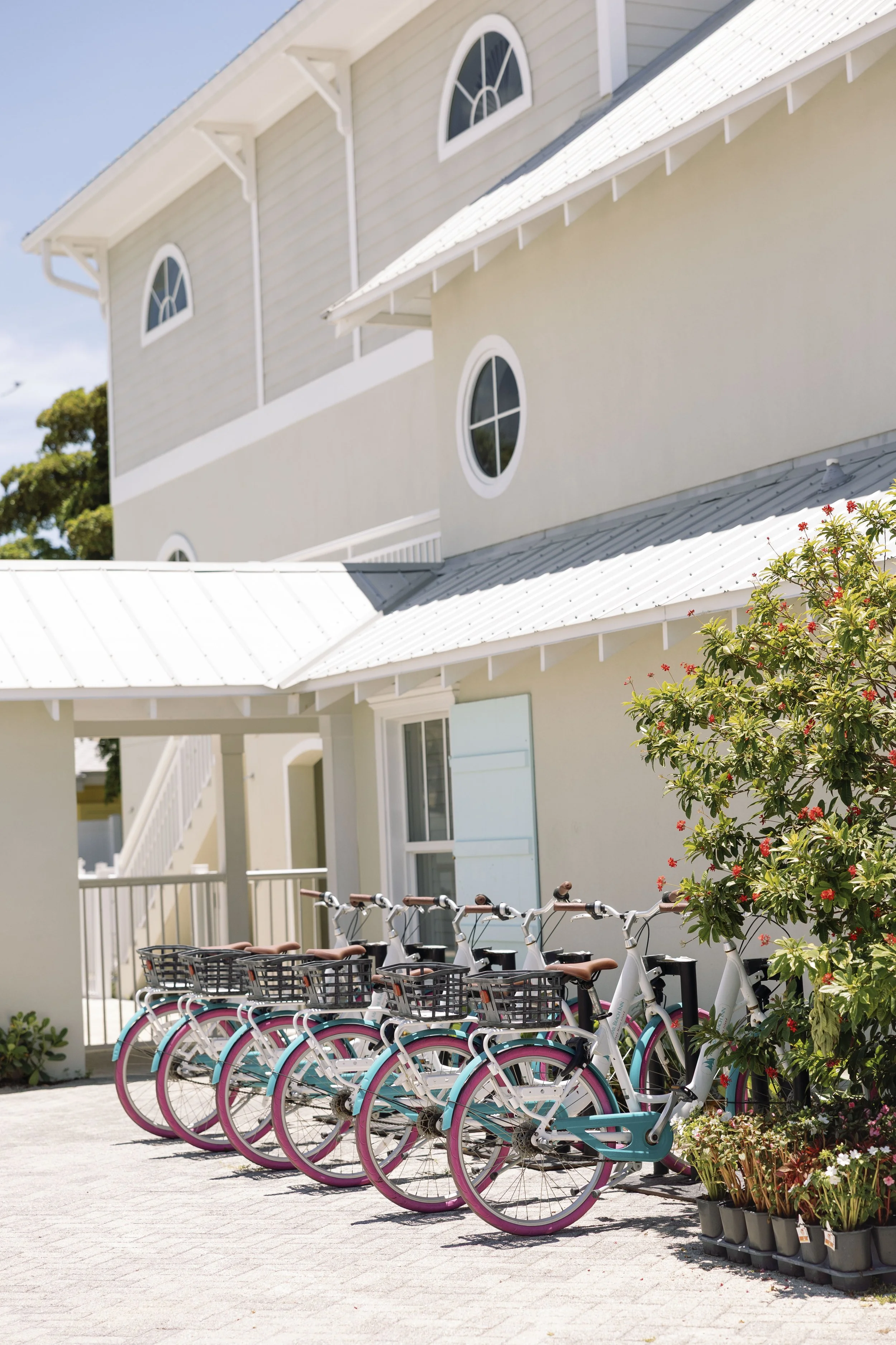venue-exterior-bicycles-mainsail-inn-anna-maria-island-wedding.jpg