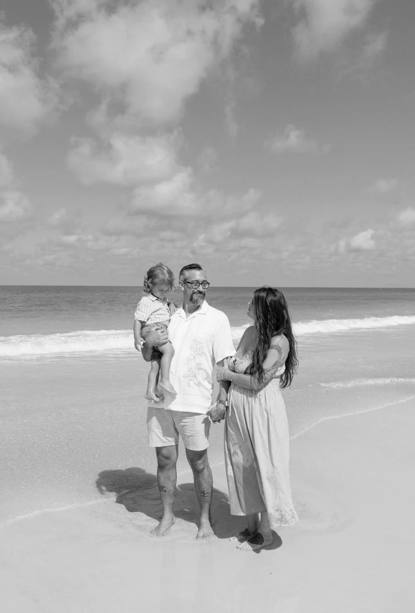couple-embrace-beach-portrait-black-and-white-anna-maria-island-wedding.png