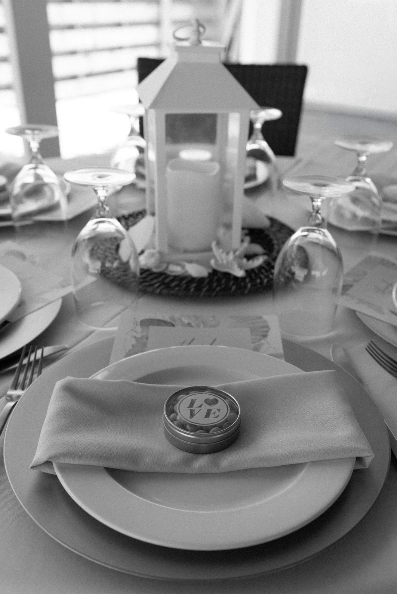 lantern-centerpiece-place-setting-black-and-white-beach-house-brunch-anna-maria-island-wedding.png