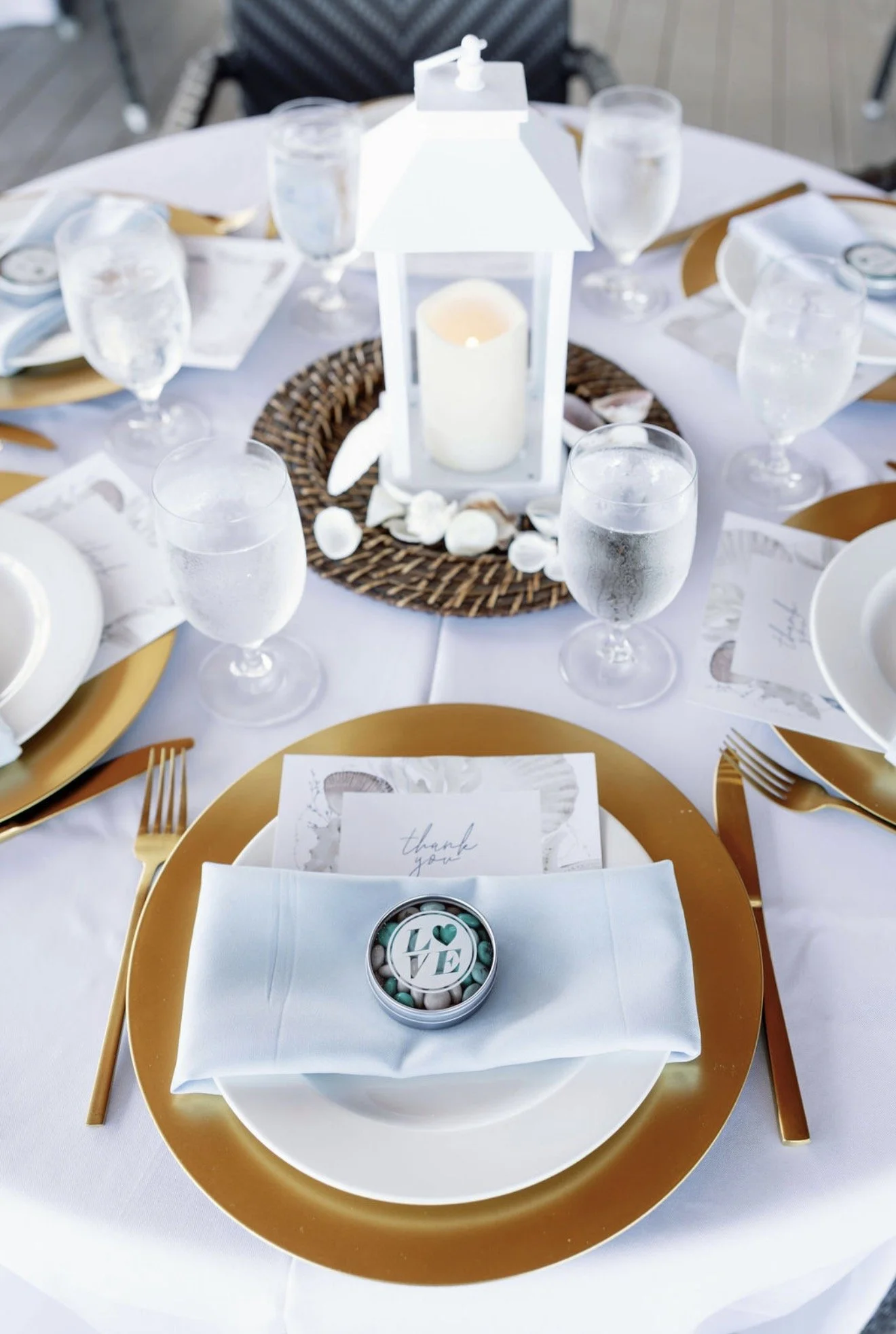 place-setting-blue-napkin-gold-rim-plate-shell-beach-house-brunch-anna-maria-island-wedding.png