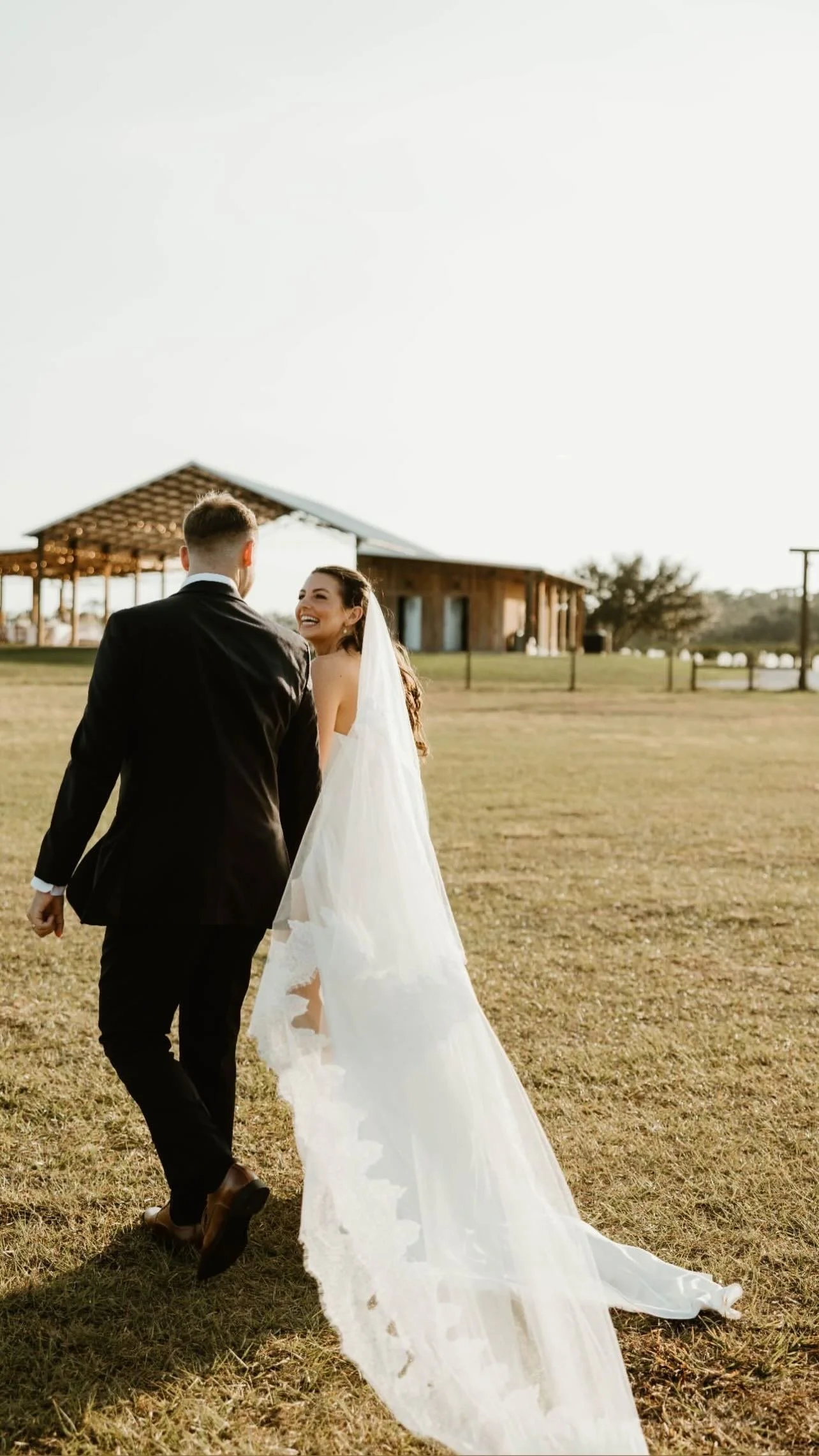 French countryside–inspired wedding décor with candlelight and refined details.