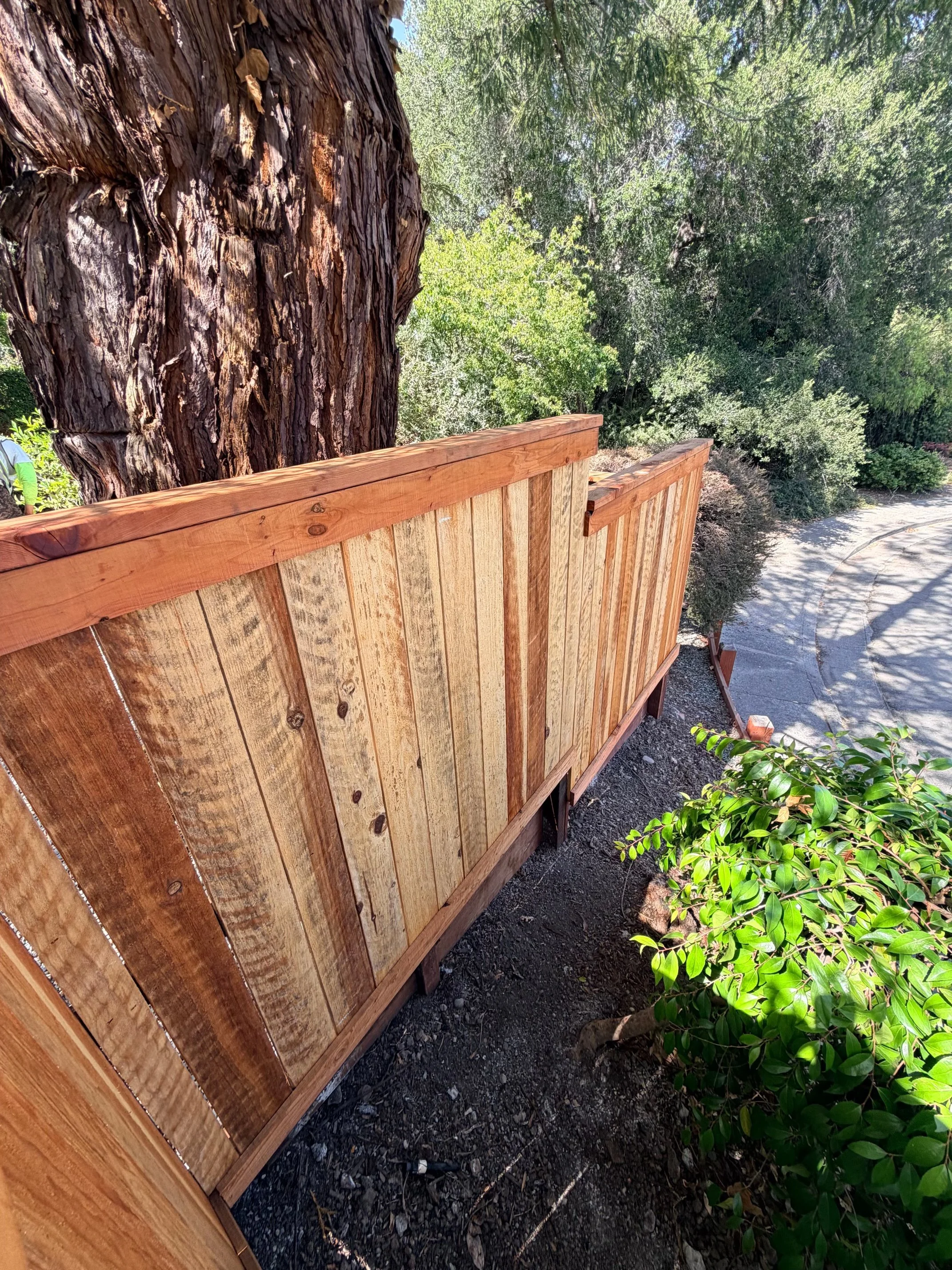 fence build wood fencing by sonoma lawn care.jpeg