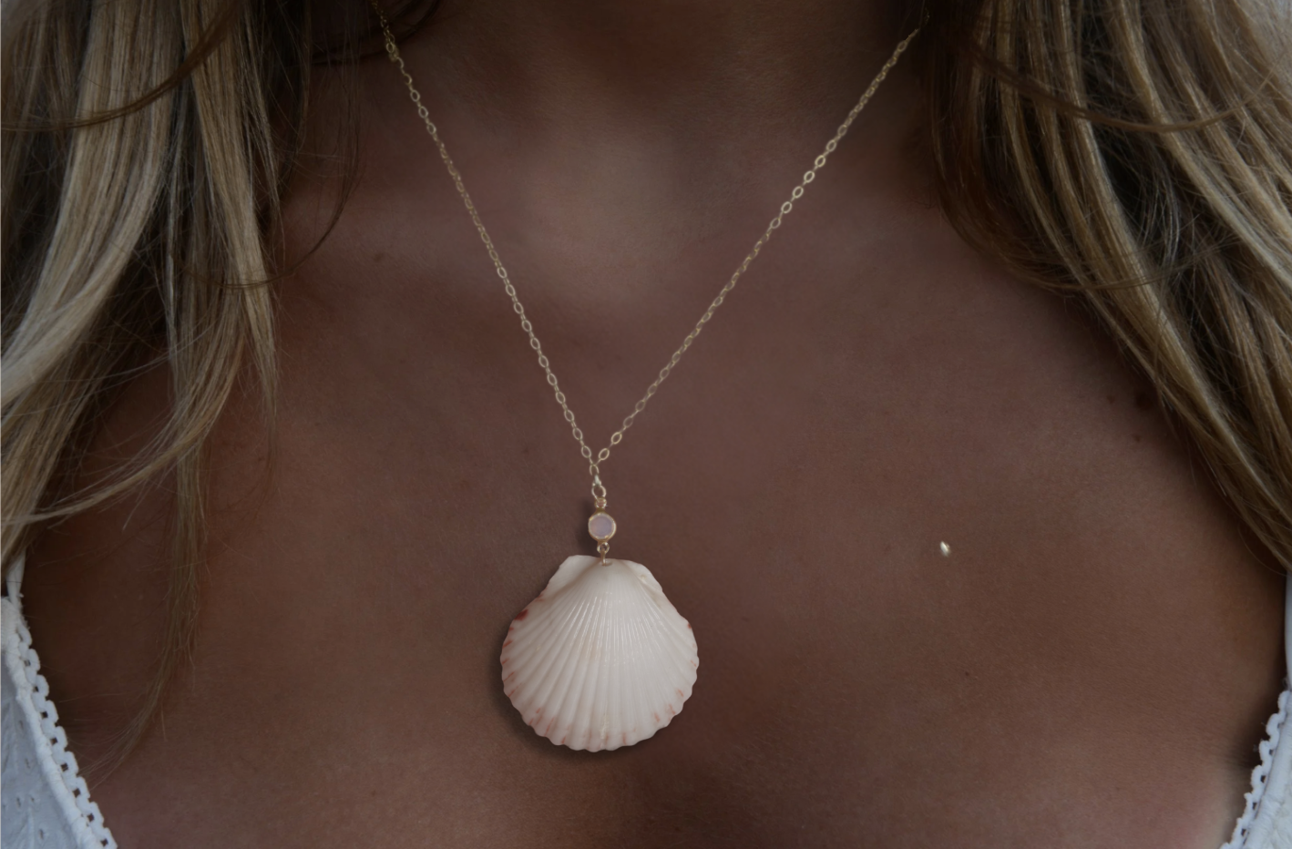 White Rosé Scallop Necklace