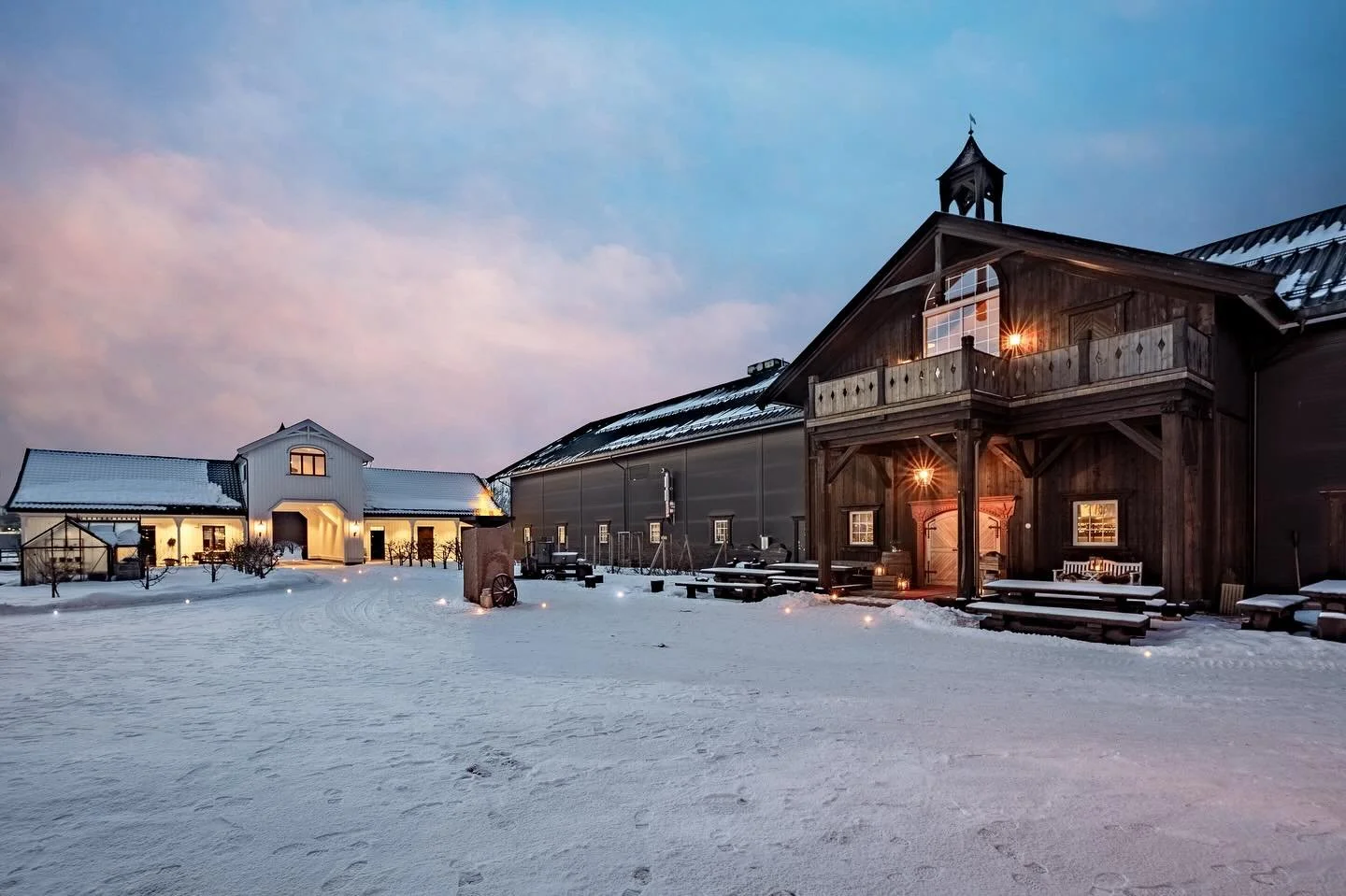 Planlegger dere &aring;rets julebord?

Hos oss p&aring; Svensefj&oslash;set skaper vi den perfekte rammen for et stemningsfullt julebord &ndash; med god mat, hyggelig atmosf&aelig;re og idylliske omgivelser.

Vi har fortsatt noen ledige datoer b&arin