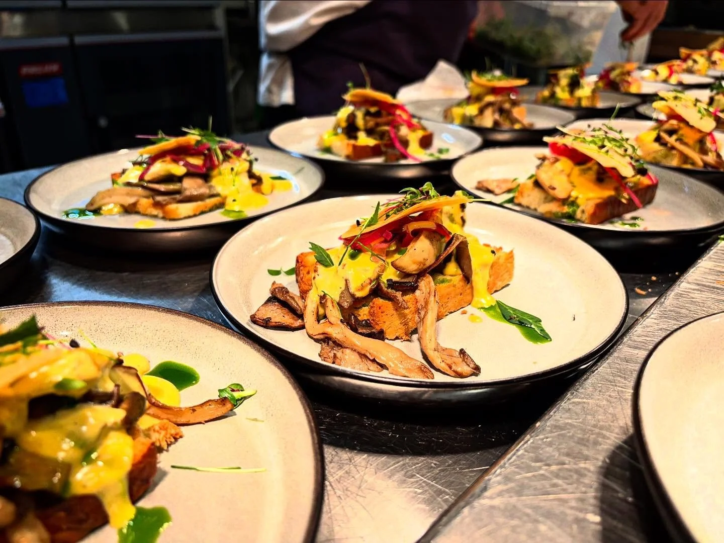 Server noe uten &aring; fortelle at det er h&oslash;st🍂 
Briochesm&oslash;rbr&oslash;d med sopp, 
Estragon- og r&oslash;kt makrellsaus, Holtefjellchips.

#brioche #briochebread #sopp #makrell #frajordtilbord #diggmat #rustikkmat #selskapslokale #sel