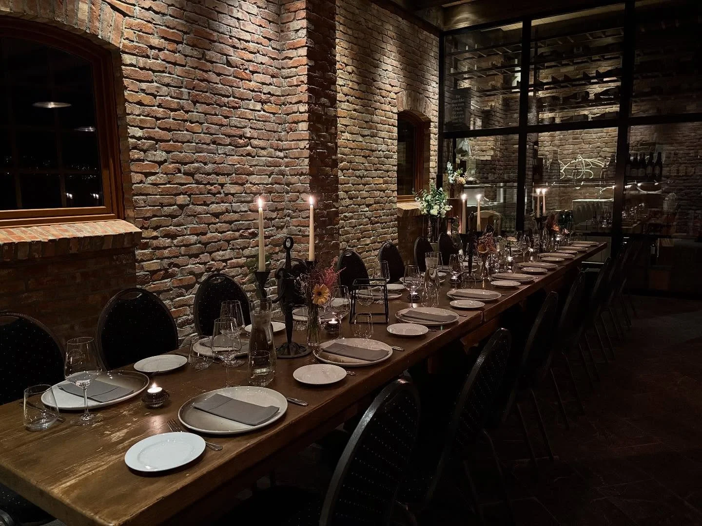 Middag for 20 personer i Bryggeriet 
- vi tar gjerne i mot mindre grupper ogs&aring;! Og har flere muligheter til &aring; tilpasse om man vil ha det avslappet og litt rustikt eller om man vil ha glitter og galla.
N&aring; starter julematen &aring; fy