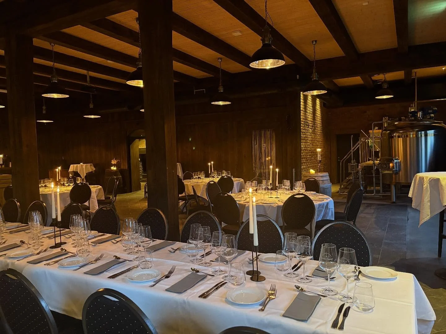 Dekket til 3 retters middag i Bryggeriet - nyt middagen med utsikt til meske tankene v&aring;re mellom t&oslash;mmer og teglstein ✨
Like vakkert, uansett anledning og &aring;rstid!

#selskap #selskapsmat #selskapslokale #selskapslokaleilier #selskaps