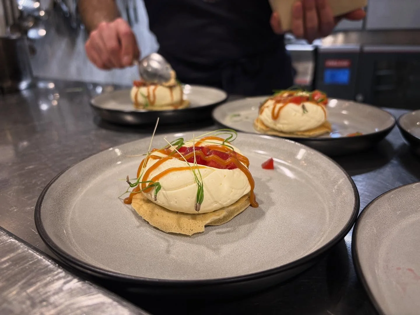 Svele med hvit sjokoladekrem, bakte plommer, brunost-karamell og en plomme- og hvit sjokolade-is 
- en hyllest til det norske m&aring;ltidet!

#svele #norskeplommer #norskeplommererbest #hvitsjokolade #festm&aring;ltid #dessert #norskmat #selskapslok